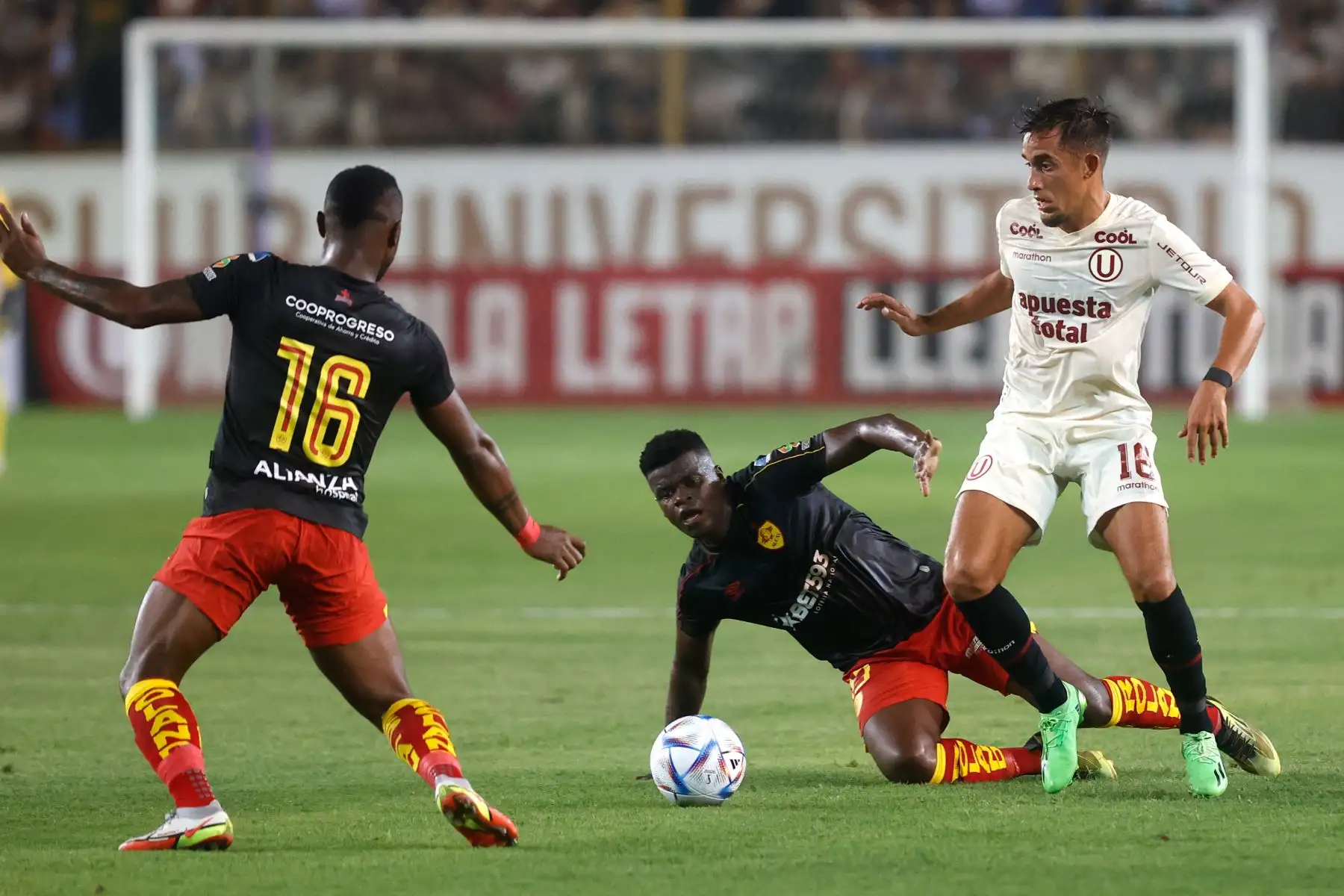Universitario de Deportes se enfrenta a  Aucas en la ‘Noche Crema 2023′. Foto: ANDINA/ Vidal Tarqui