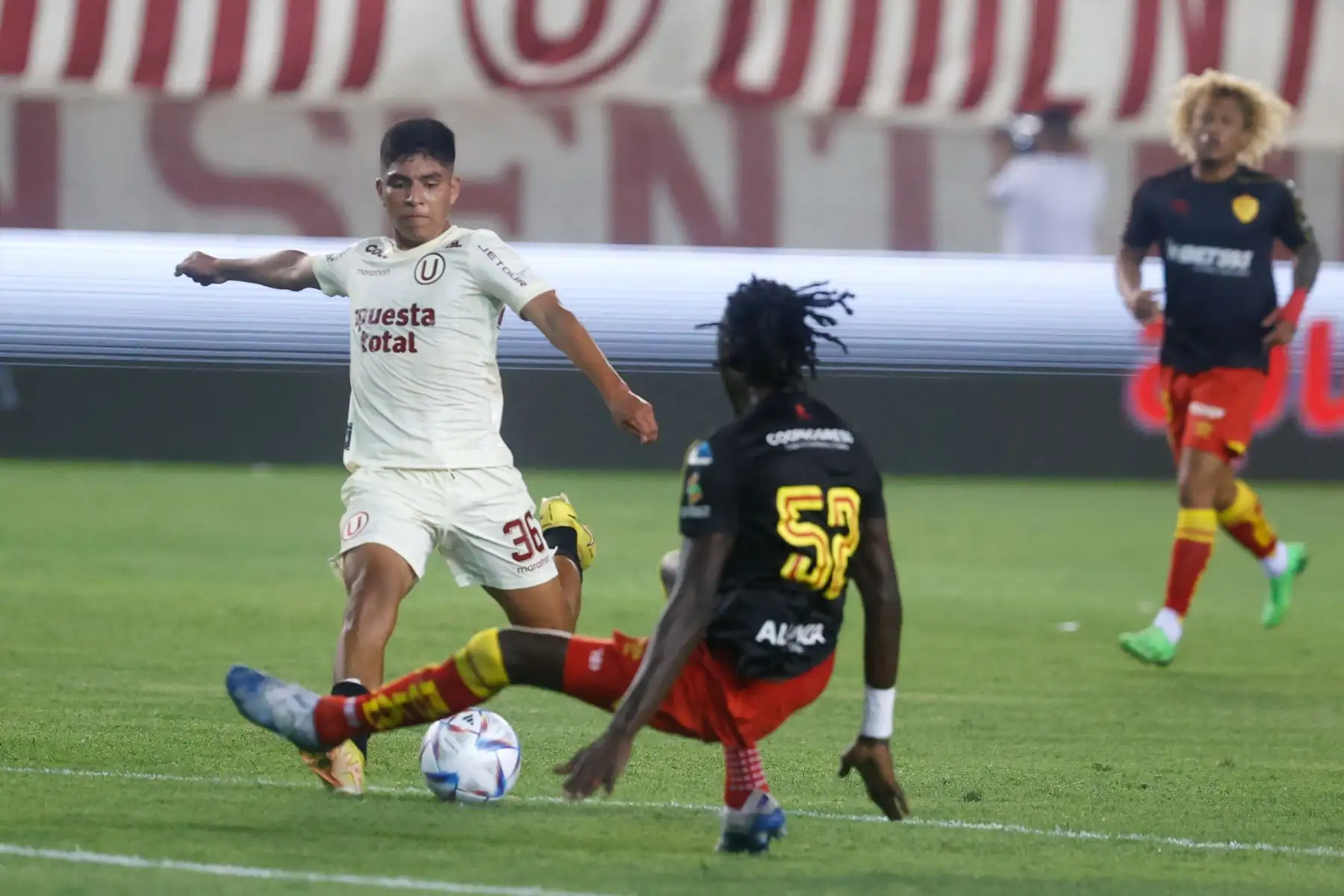 Universitario de Deportes se enfrenta a  Aucas en la ‘Noche Crema 2023′. Foto: ANDINA/ Vidal Tarqui