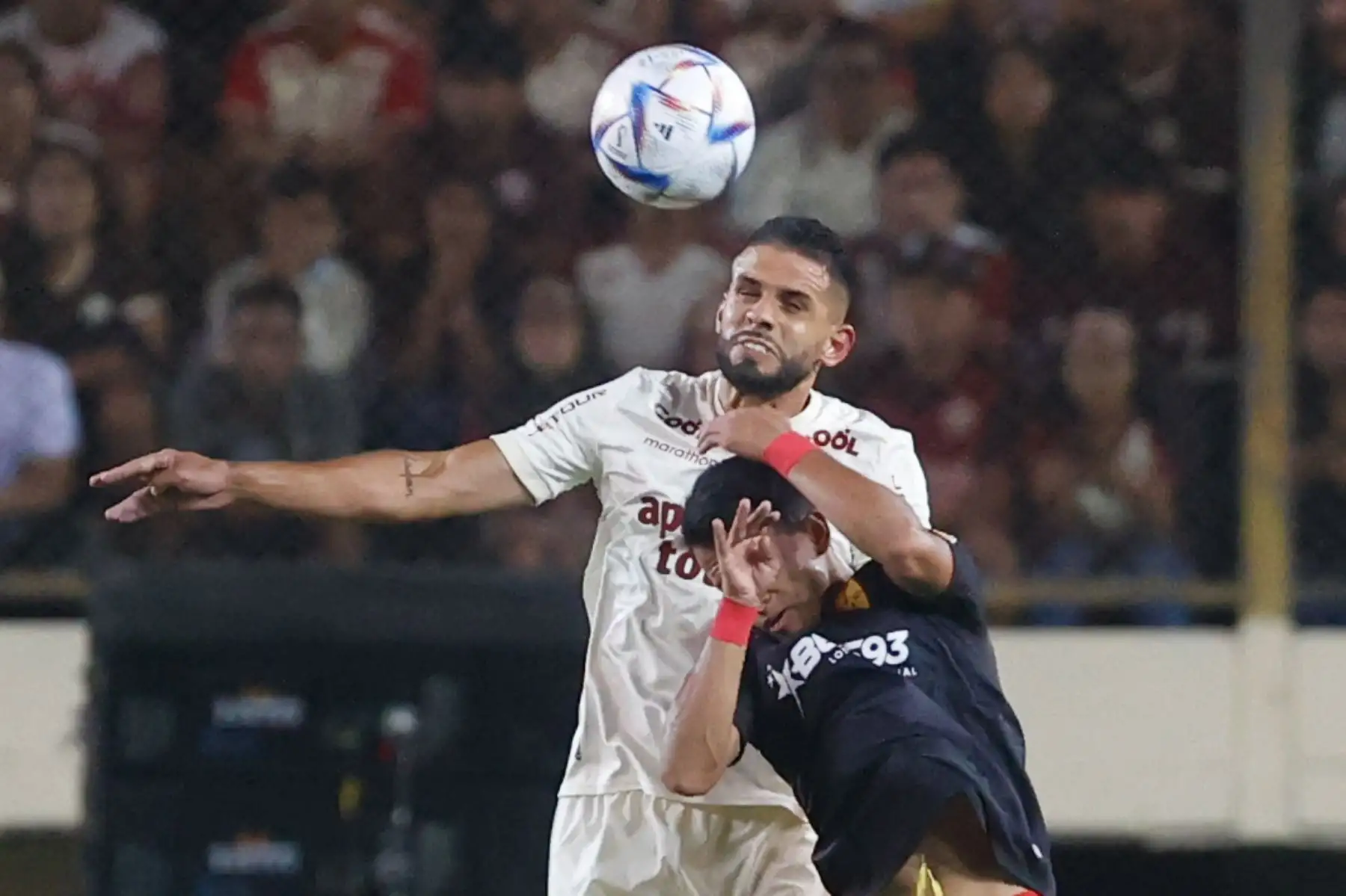 Universitario de Deportes se enfrenta a  Aucas en la ‘Noche Crema 2023′. Foto: ANDINA/ Vidal Tarqui