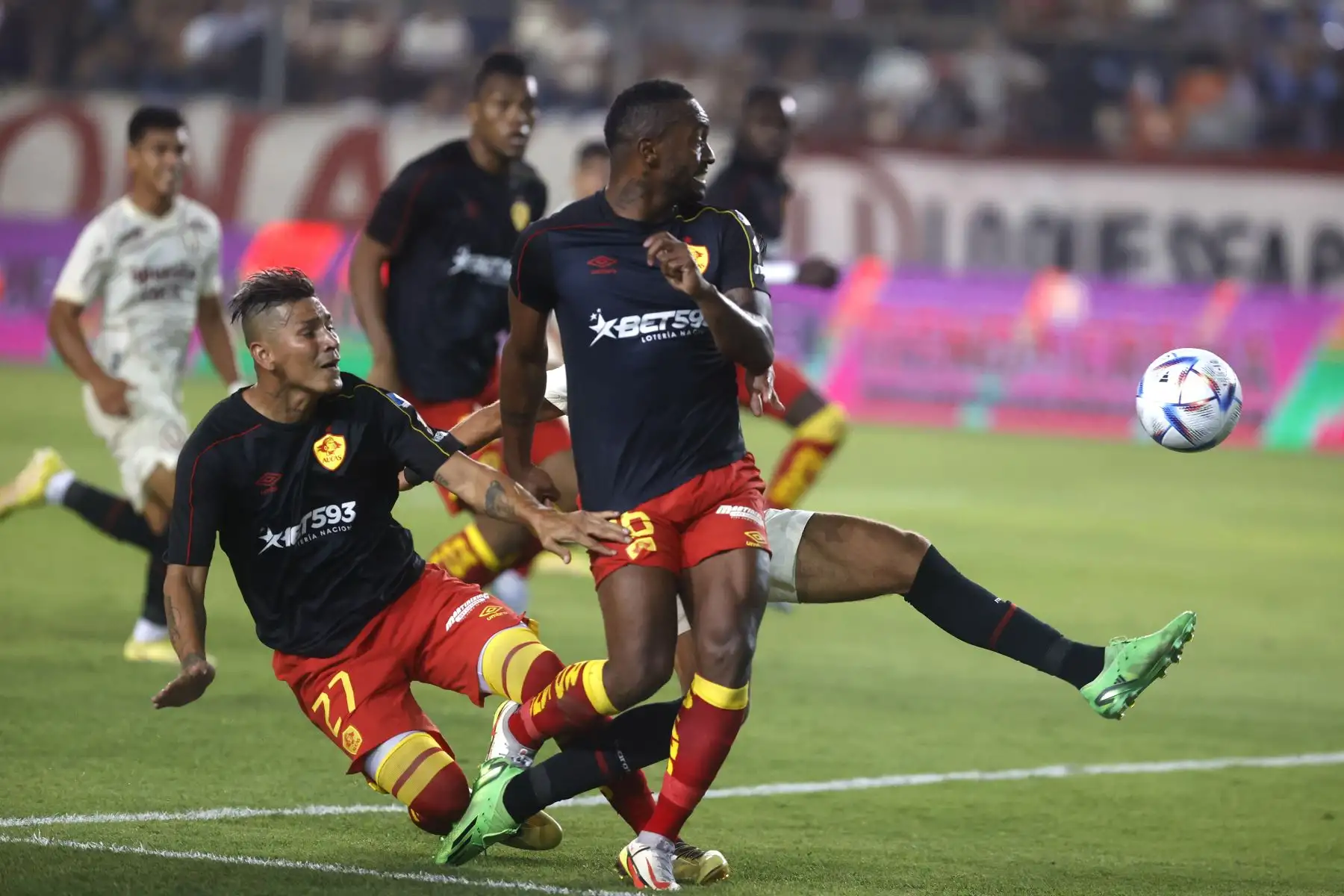 Universitario de Deportes se enfrenta a  Aucas en la ‘Noche Crema 2023′. Foto: ANDINA/Vidal Tarqui