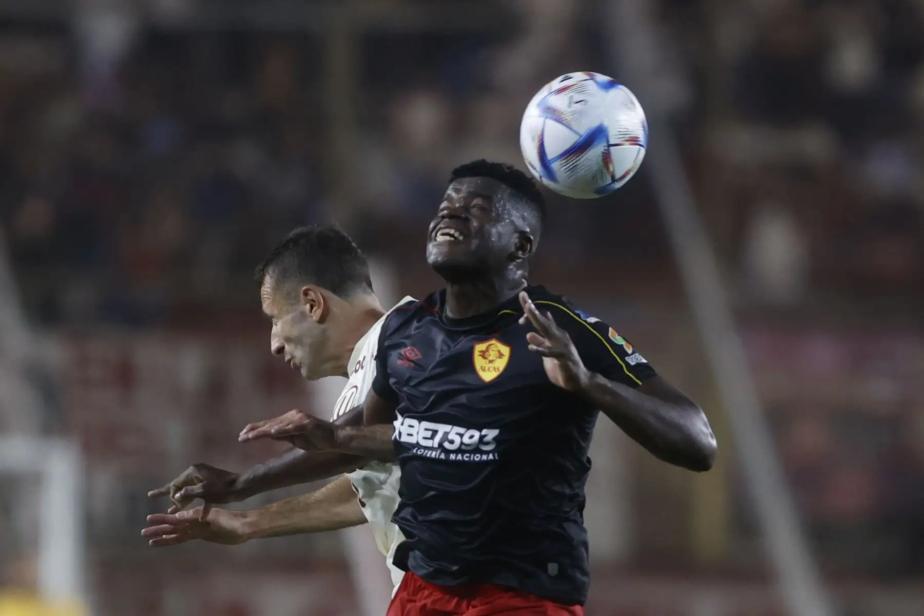 Universitario de Deportes se enfrenta a  Aucas en la ‘Noche Crema 2023′. Foto: ANDINA/Vidal Tarqui