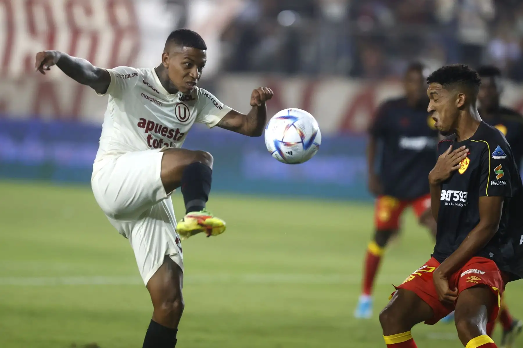 Universitario de Deportes se enfrenta a  Aucas en la ‘Noche Crema 2023′. Foto: ANDINA/Vidal Tarqui