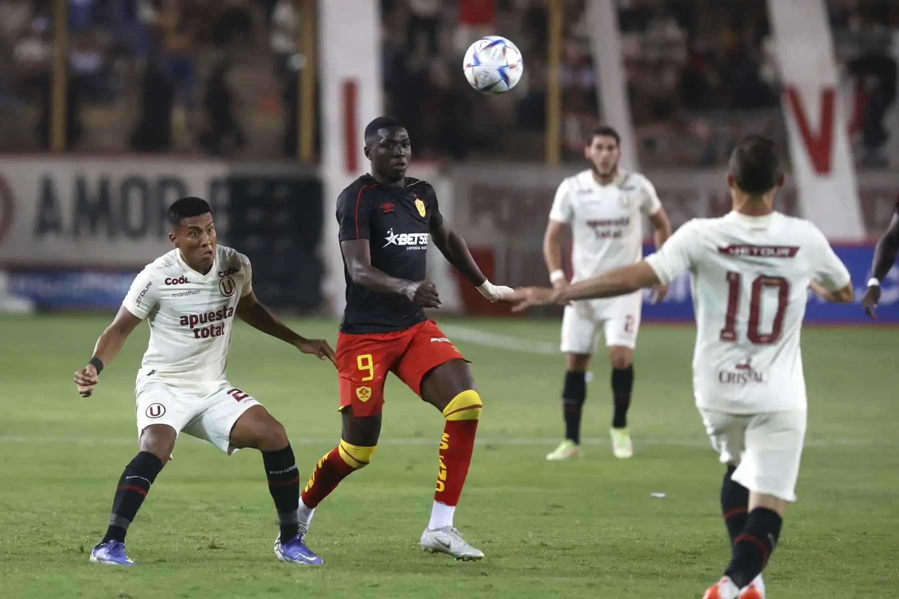 Universitario de Deportes se enfrenta a  Aucas en la ‘Noche Crema 2023′. Foto: ANDINA/Vidal Tarqui