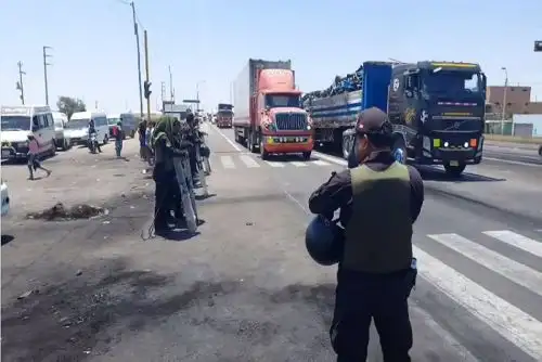 Los tramos de la Panamericana Sur estuvieron bloqueados por los manifestantes, quienes quemaron llantas y colocaron piedras y alambres.