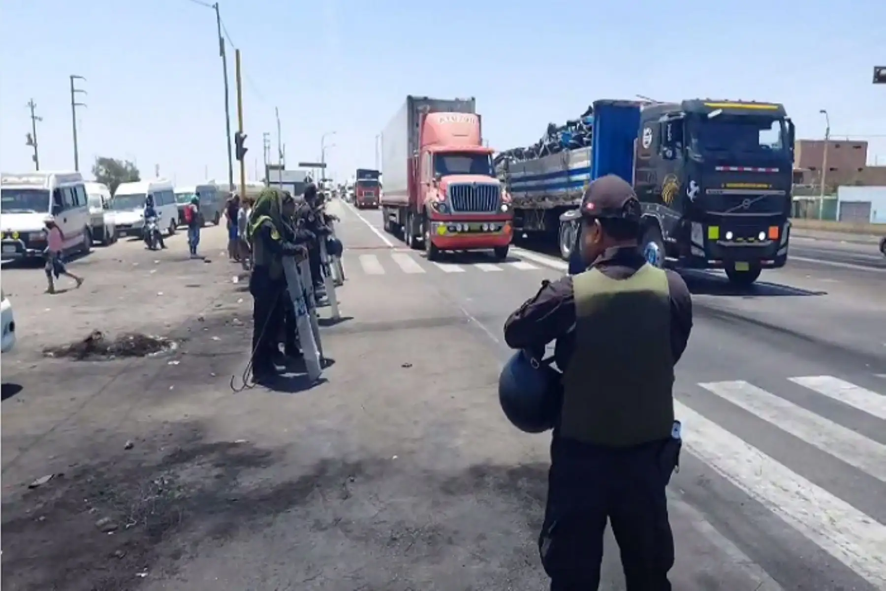 Los tramos de la Panamericana Sur estuvieron bloqueados por los manifestantes, quienes quemaron llantas y colocaron piedras y alambres.