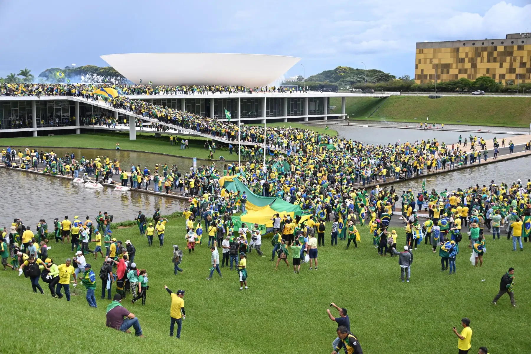 Los partidarios del expresidente brasileño Jair Bolsonaro realizan una manifestación en la Esplanada dos Ministerios en Brasilia, La policía brasileña usó gases lacrimógenos el domingo para repeler a cientos de partidarios del expresidente de extrema derecha Jair Bolsonaro después de que irrumpieron en los terrenos del Congreso. Foto: AFP