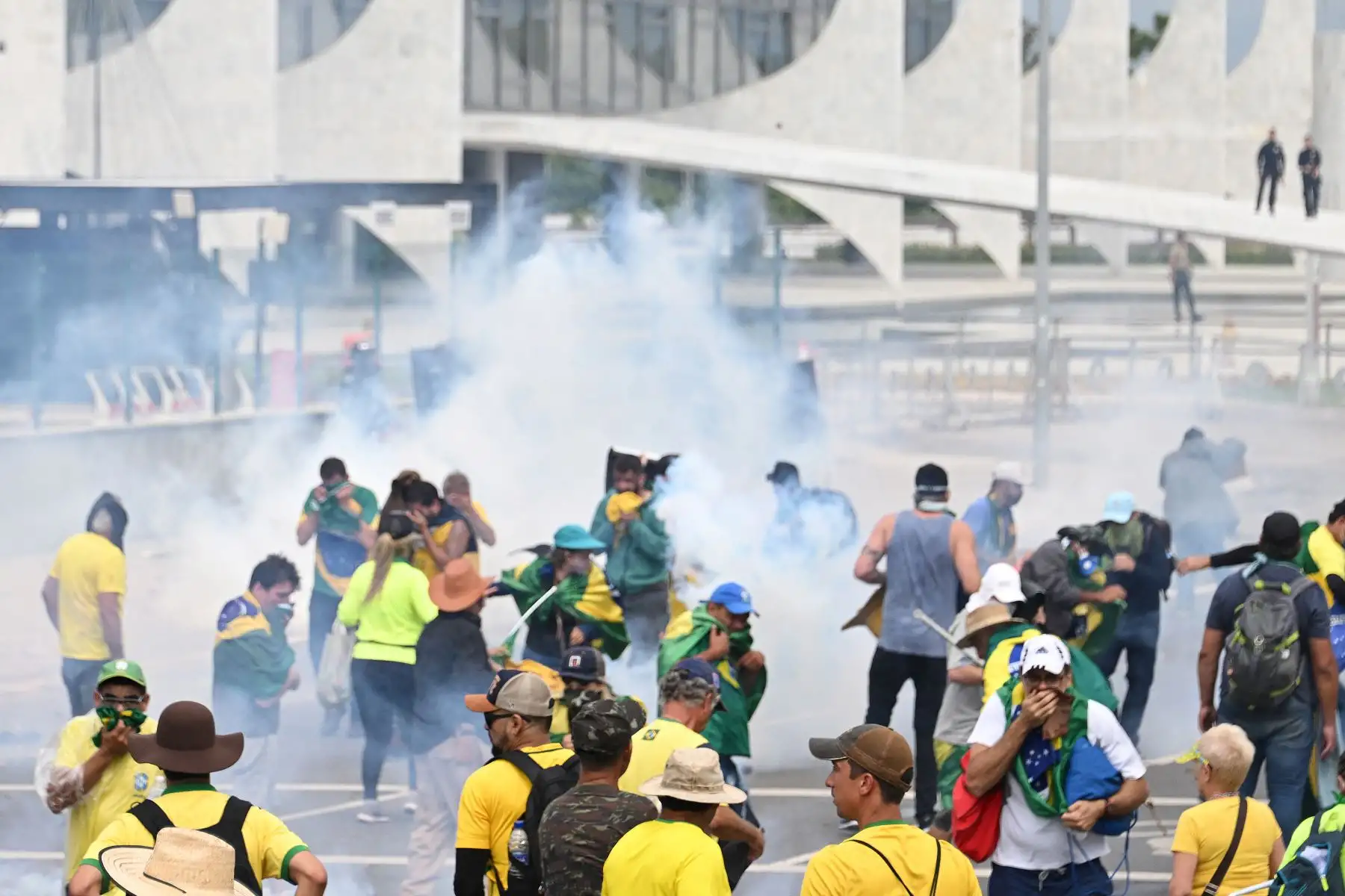 Partidarios del expresidente brasileño Jair Bolsonaro chocan con la policía durante una manifestación frente al Palacio Planalto en Brasilia, La policía brasileña usó gases lacrimógenos el domingo para repeler a cientos de partidarios del expresidente de extrema derecha Jair Bolsonaro.Foto: AFP