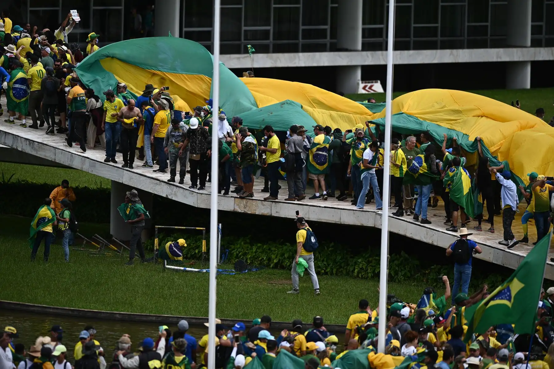 Manifestantes contra los resultados electorales y el gobierno del recién posesionado presidente Lula da Silva invaden el Congreso Nacional, el Supremo Tribunal Federal y el Palacio del Planalto, sede de la Presidencia de la República. Seguidores del expresidente brasileño Jair Bolsonaro invadieron este domingo el Palacio de Planalto, sede del Ejecutivo, y la Corte Suprema. Foto: EFE