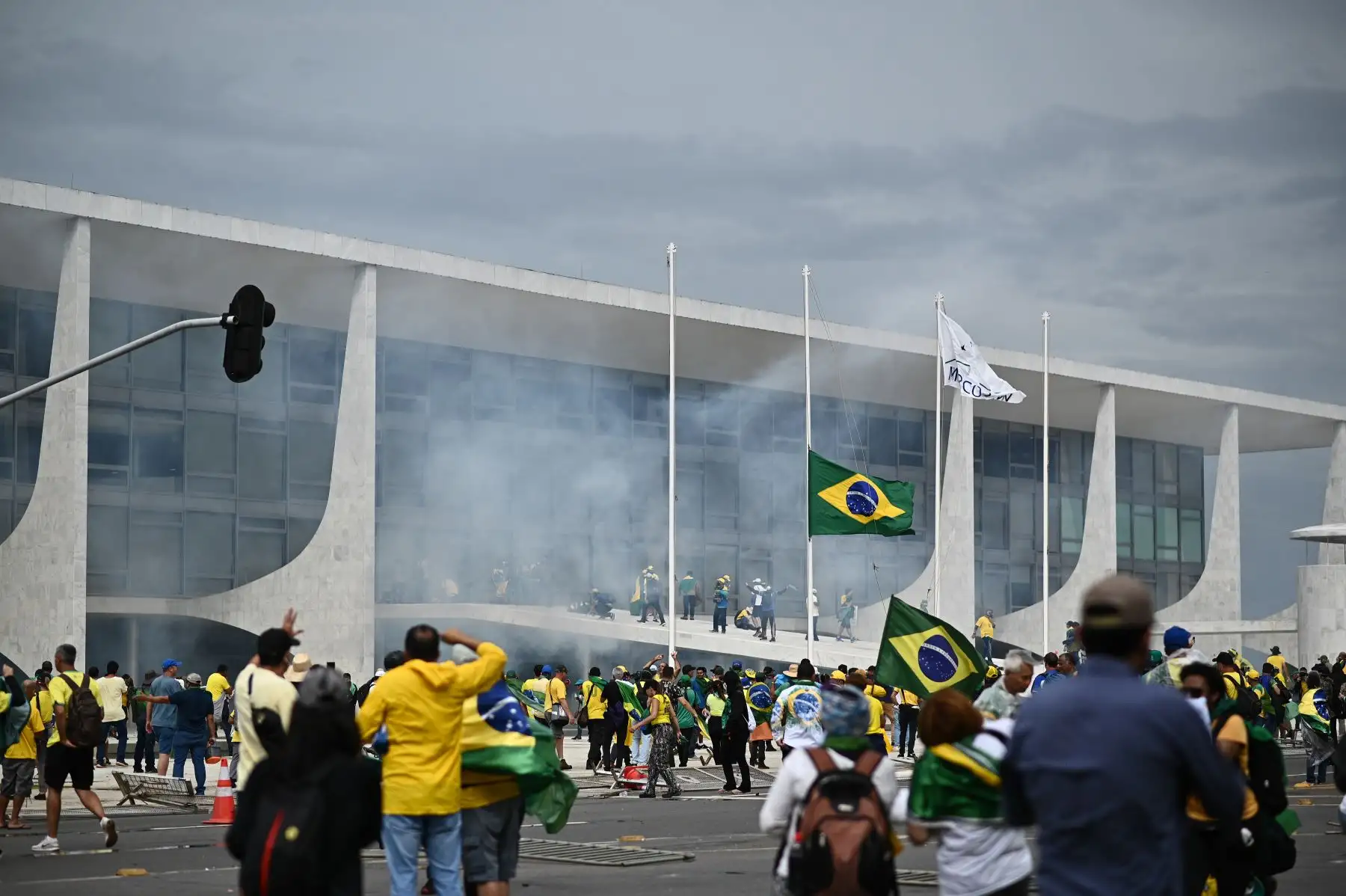 Manifestantes contra los resultados electorales y el gobierno del recién posesionado presidente Lula da Silva invaden el Congreso Nacional, el Supremo Tribunal Federal y el Palacio del Planalto, sede de la Presidencia de la República. Seguidores del expresidente brasileño Jair Bolsonaro invadieron este domingo el Palacio de Planalto, sede del Ejecutivo, y la Corte Suprema. Foto:EFE