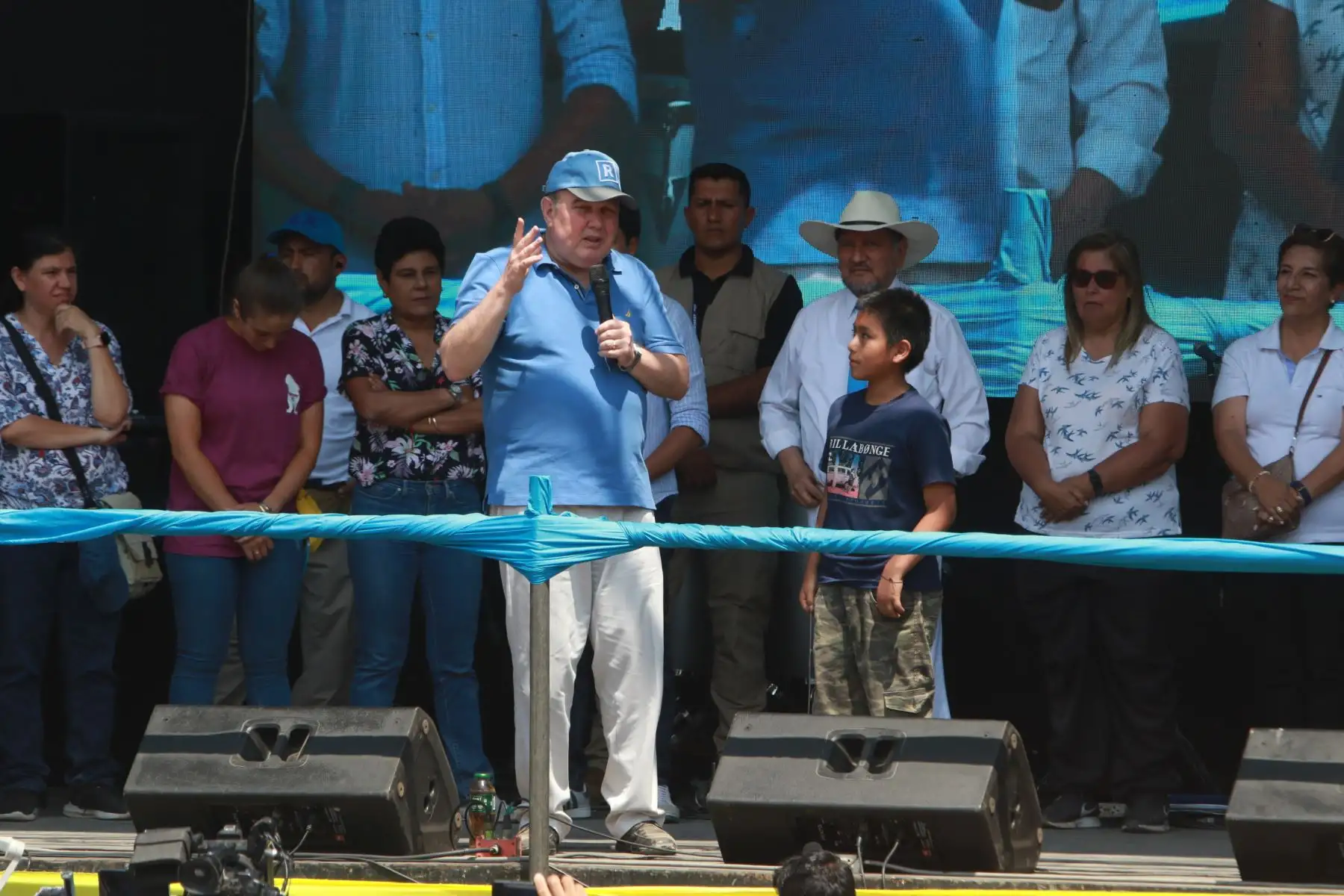 Alcalde Lopez Aliaga en el dia de la familia realiza visita a Casa Blanca en San Juan de Lurigancho..Foto: ANDINA/Héctor Vinces
