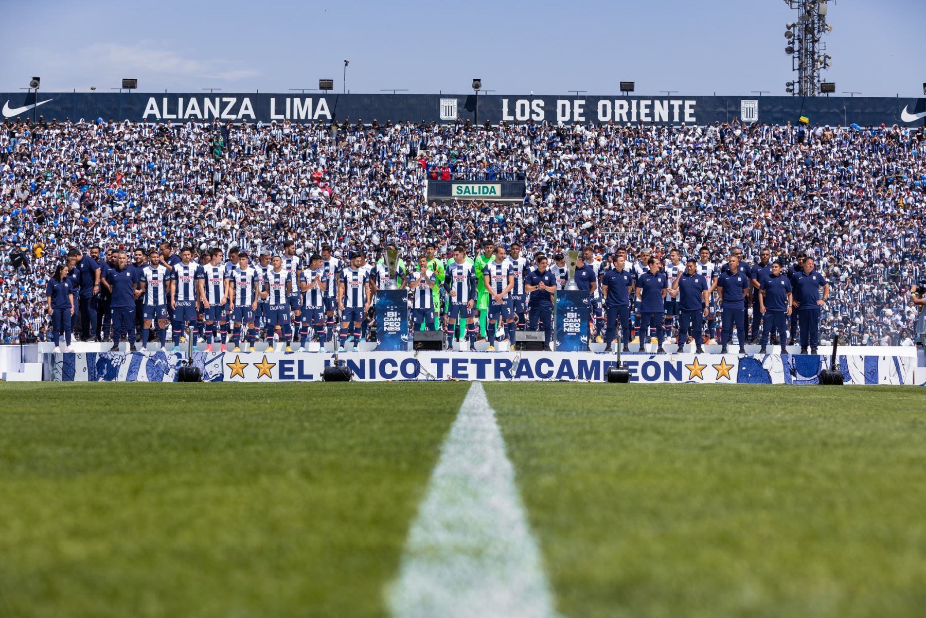 El plantel de jugadores de Alianza Lima se presentó ante su hinchada