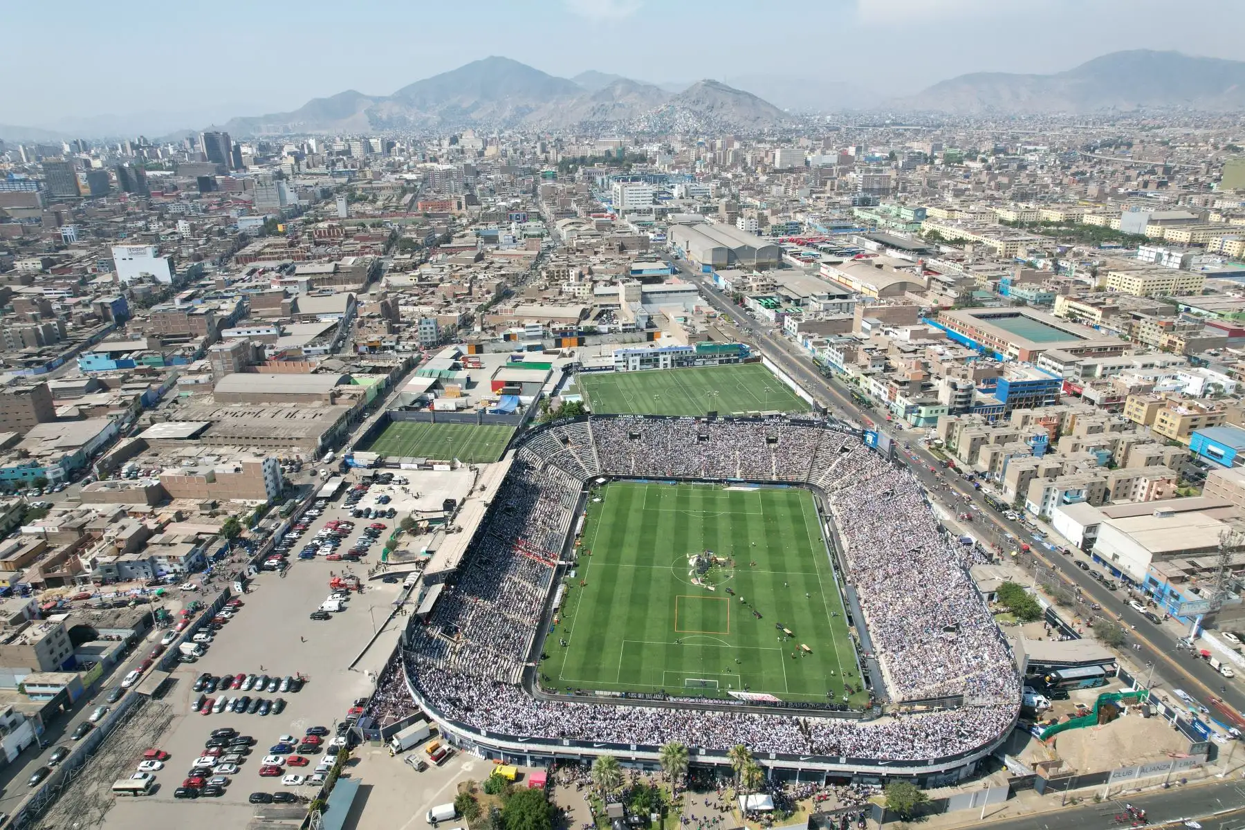 Hinchas en la presentación del equipo de futbol Alianza Lima en el Estadio de Matute en la Tarde blanquiazul

Foto: ANDINA/Ricardo Cuba