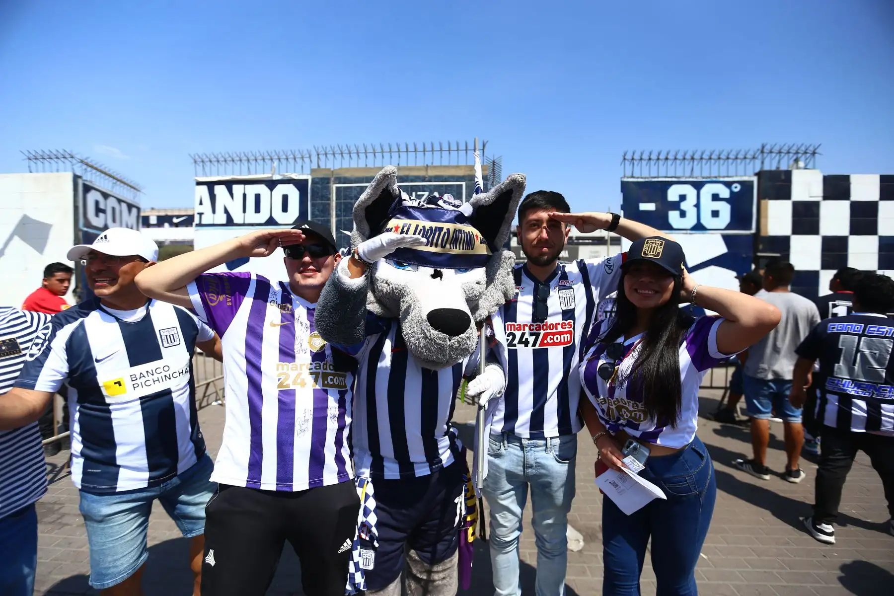 Hinchas en la presentación del equipo de futbol Alianza Lima en el Estadio de Matute en la Tarde blanquiazul

Foto: ANDINA/Ricardo Cuba