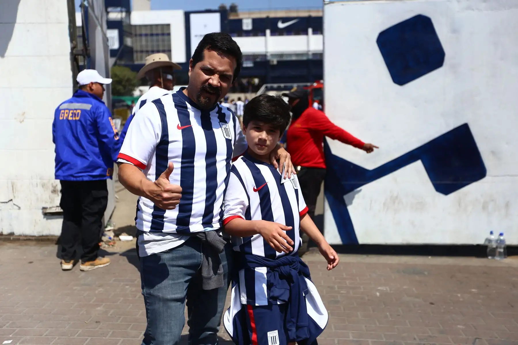 Hinchas en la presentación del equipo de futbol Alianza Lima en el Estadio de Matute en la Tarde blanquiazul

Foto: ANDINA/Ricardo Cuba