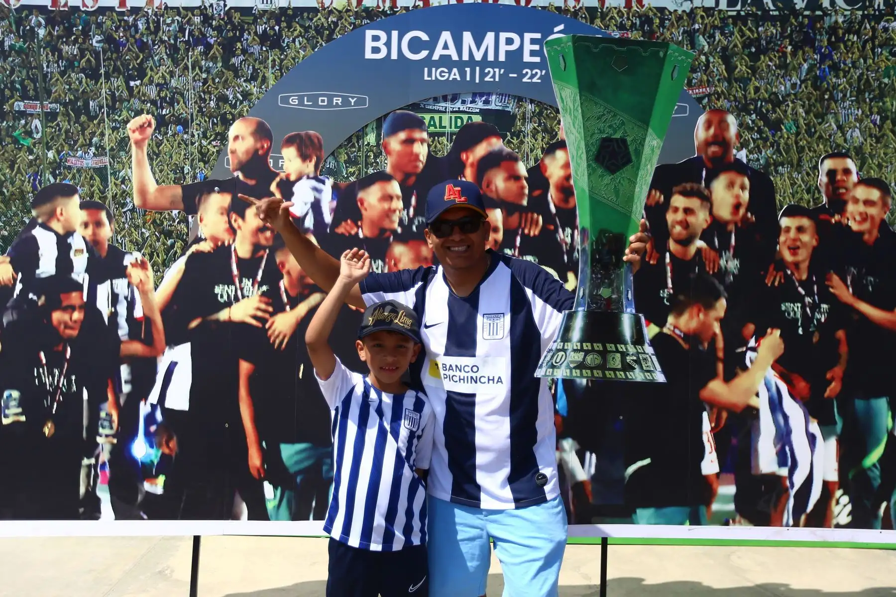 Hinchas en la presentación del equipo de futbol Alianza Lima en el Estadio de Matute en la Tarde blanquiazul

Foto: ANDINA/Ricardo Cuba