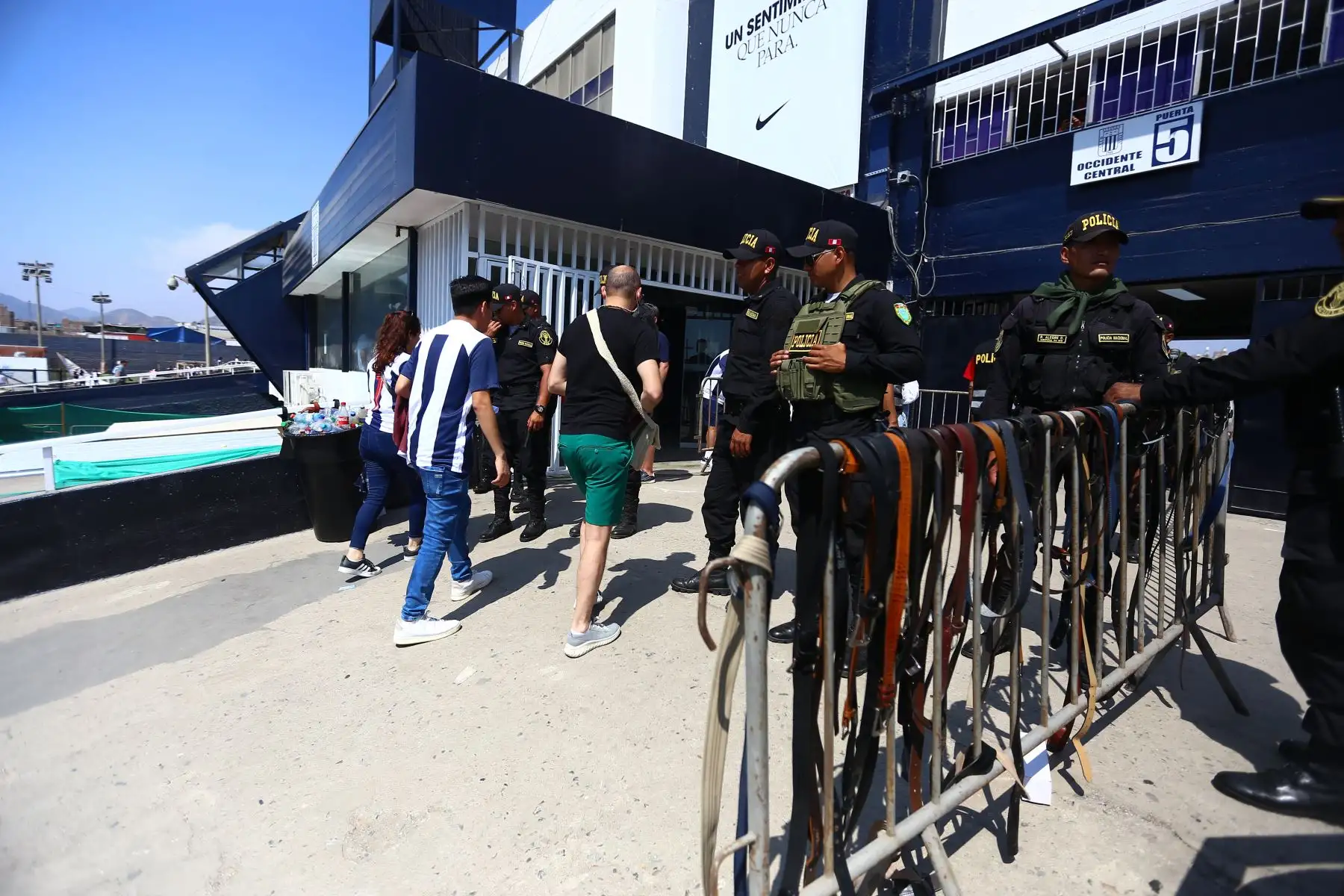 Hinchas en la presentación del equipo de futbol Alianza Lima en el Estadio de Matute en la Tarde blanquiazul

Foto: ANDINA/Ricardo Cuba