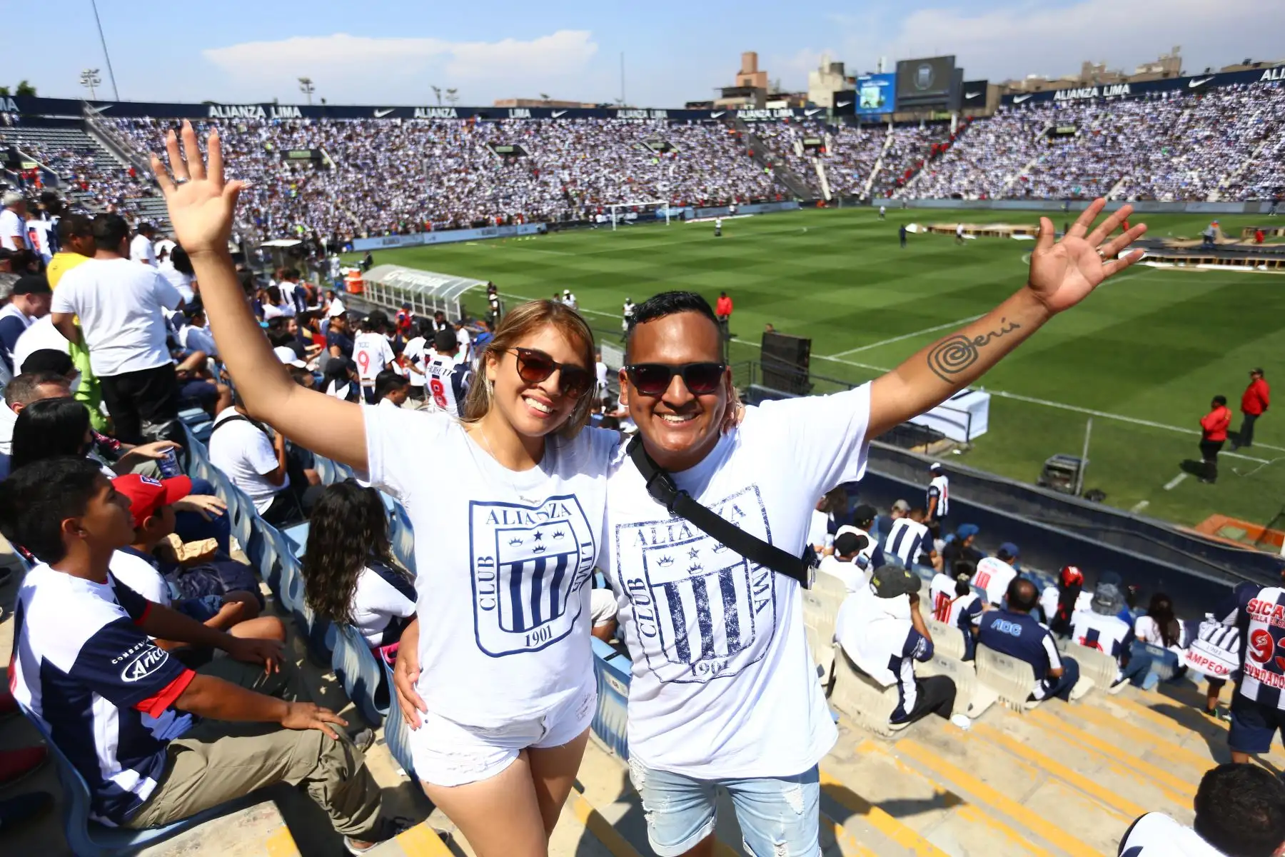 Hinchas en la presentación del equipo de futbol Alianza Lima en el Estadio de Matute en la Tarde blanquiazul

Foto: ANDINA/Ricardo Cuba