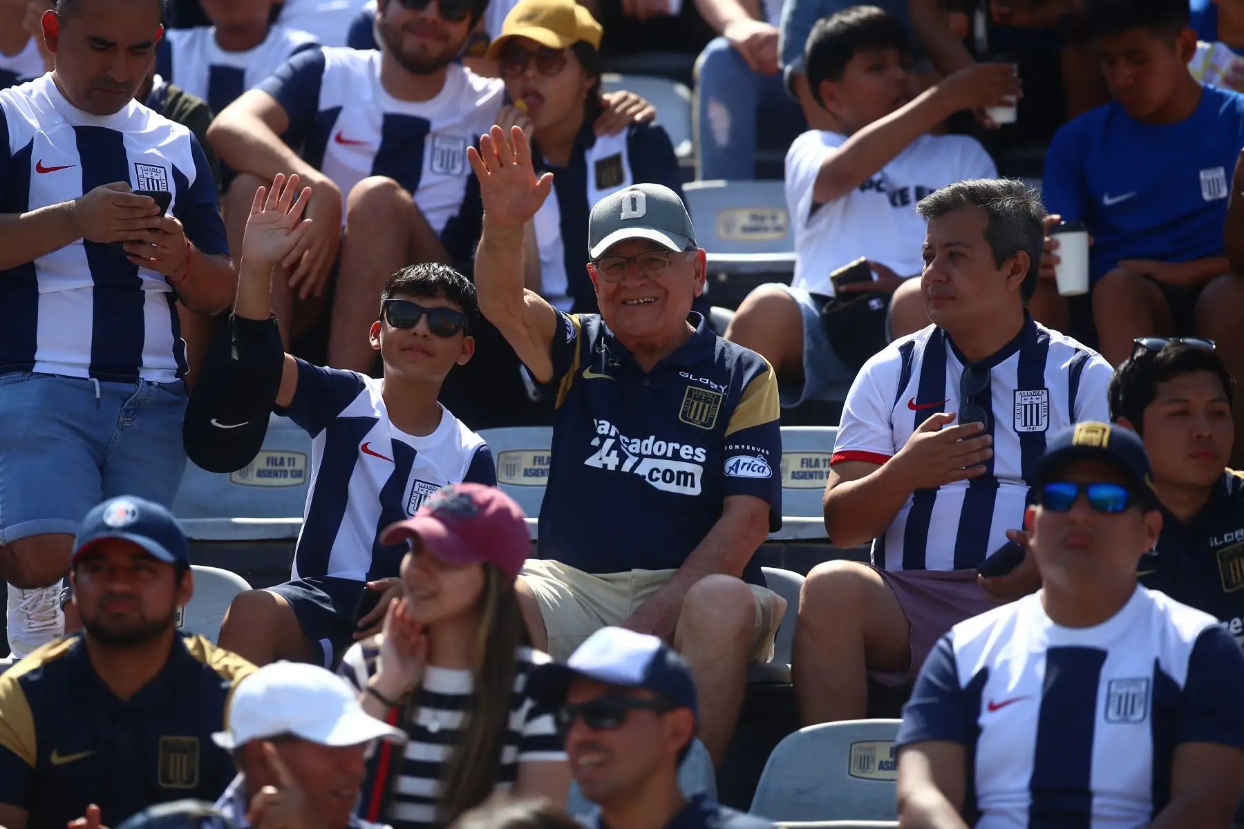 Hinchas en la presentación del equipo de futbol Alianza Lima en el Estadio de Matute en la Tarde blanquiazul

Foto: ANDINA/Ricardo Cuba