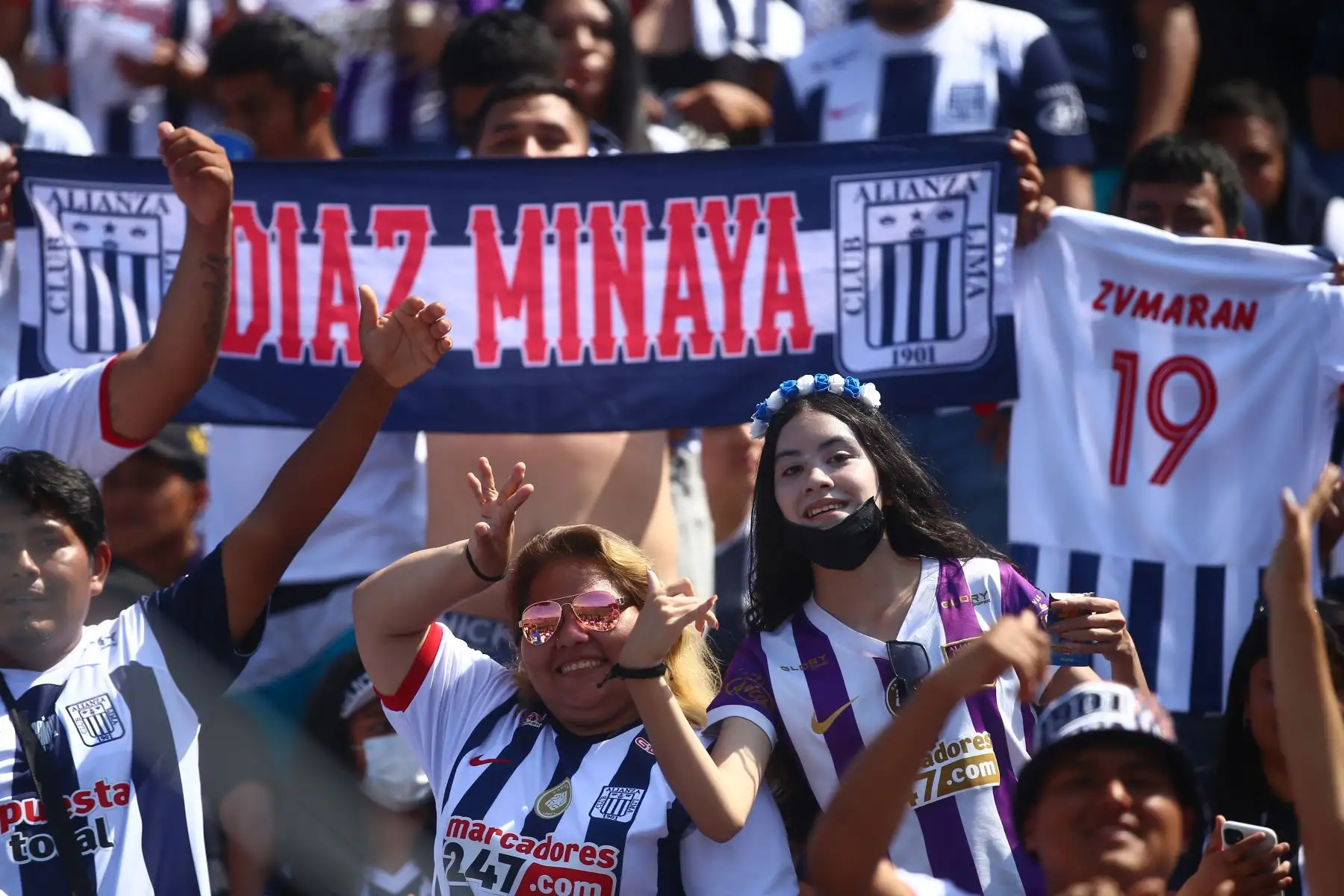 Hinchas en la presentación del equipo de futbol Alianza Lima en el Estadio de Matute en la Tarde blanquiazul

Foto: ANDINA/Ricardo Cuba