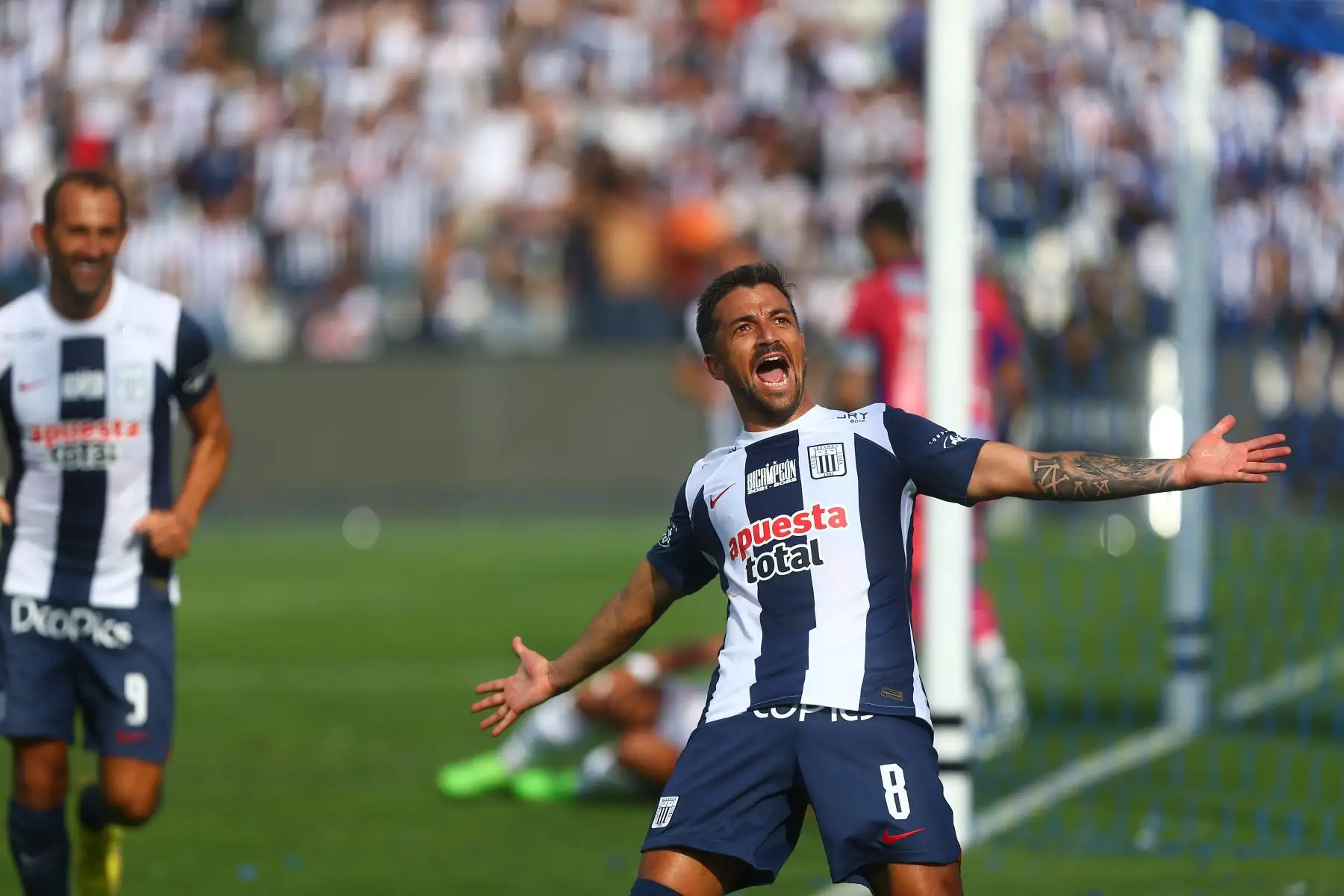 Futbolista Gabriel Costa de Alianza Lima en el marco de la presentación del equipo en la tarde blanquiazul en el estadio de Matute celebra gol marcado al Junior de Barranquilla, ganando 2-1 el equipo victoriano  
Foto: ANDINA/Ricardo Cuba