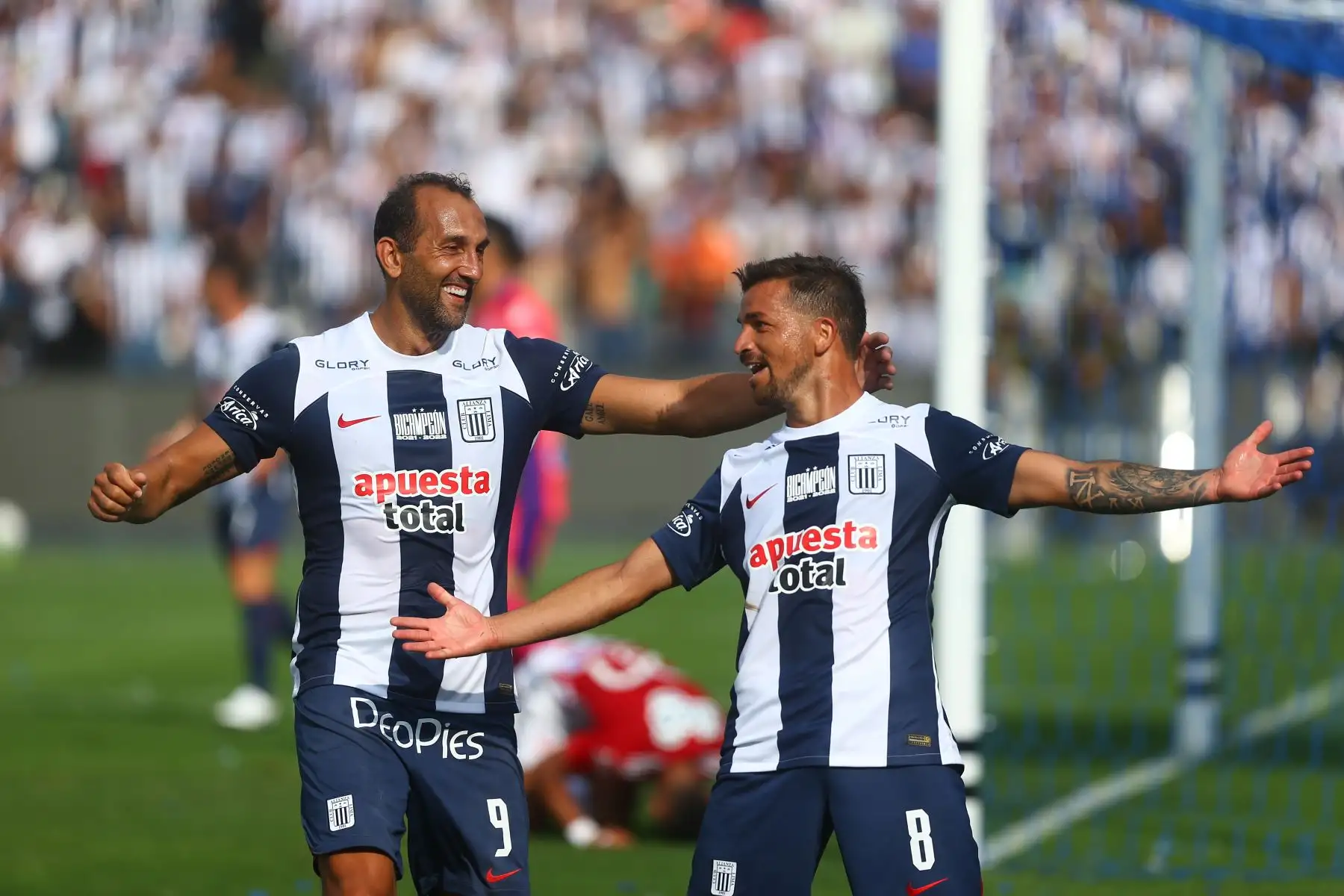Alianza Lima presenta a su equipo en la tarde blanquiazul jugando contra el junior de Barranquilla ganando 2-1 al equipo colombiano en el estadio de Matute.Gol de Gabriel CostaFoto: ANDINA/Ricardo Cuba