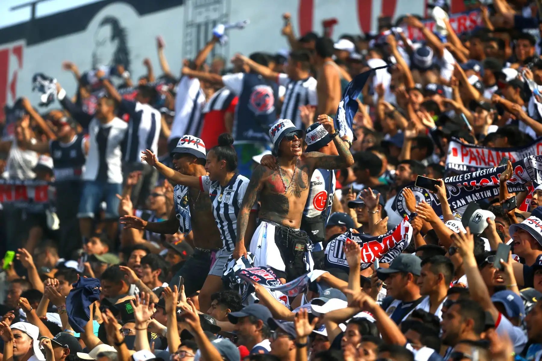 Alianza Lima presenta a su equipo en la tarde blanquiazul jugando contra el junior de Barranquilla ganando 2-1 al equipo colombiano en el estadio de Matute.Foto: ANDINA/Ricardo Cuba