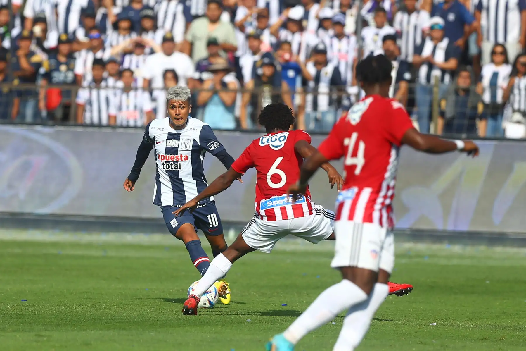 Alianza Lima presenta a su equipo en la tarde blanquiazul jugando contra el junior de Barranquilla ganando 2-1 al equipo colombiano en el estadio de Matute.Gol de Gabriel CostaFoto: ANDINA/Ricardo Cuba