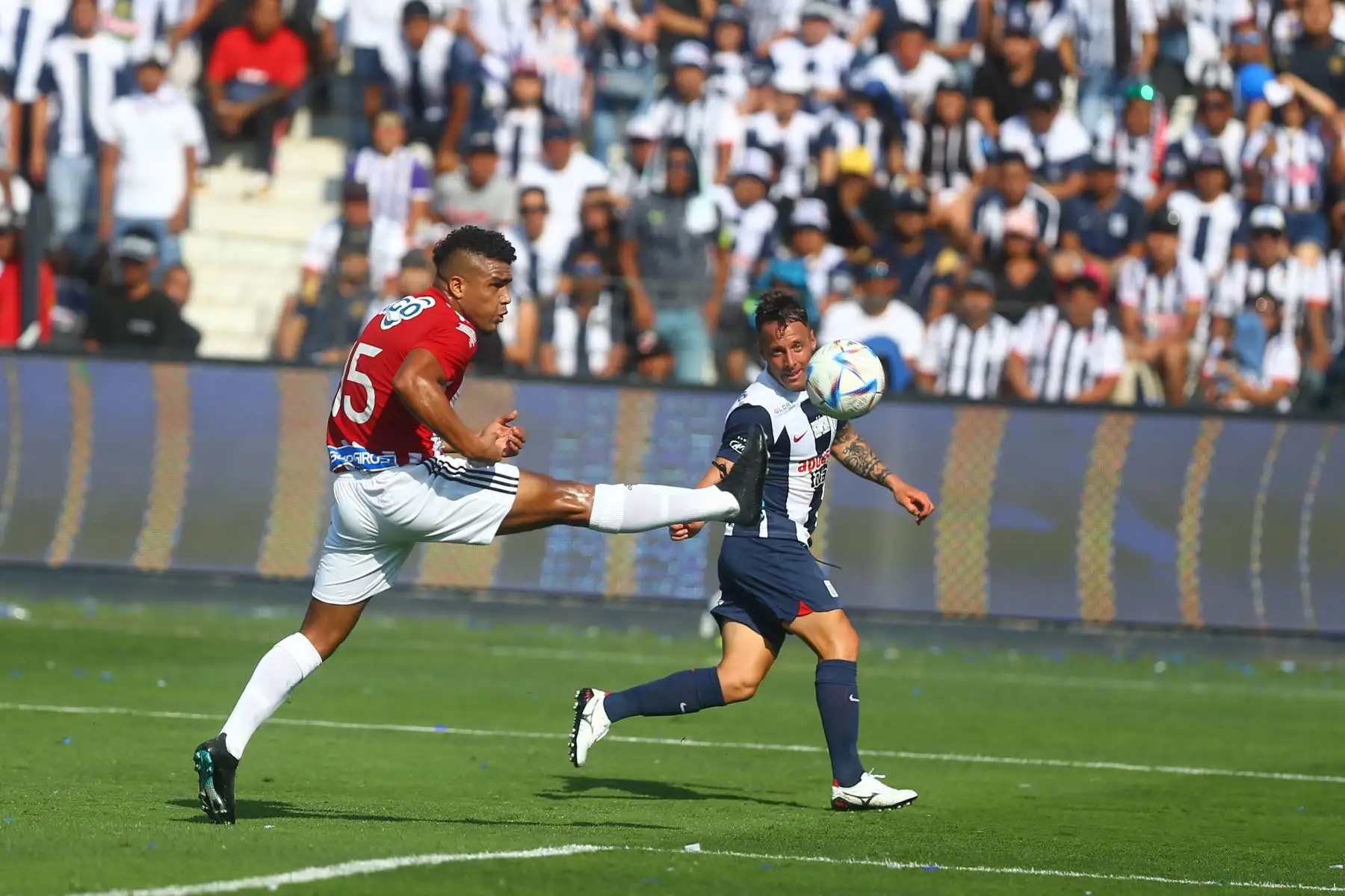 Alianza Lima presenta a su equipo en la tarde blanquiazul jugando contra el junior de Barranquilla ganando 2-1 al equipo colombiano en el estadio de Matute.Foto: ANDINA/Ricardo Cuba