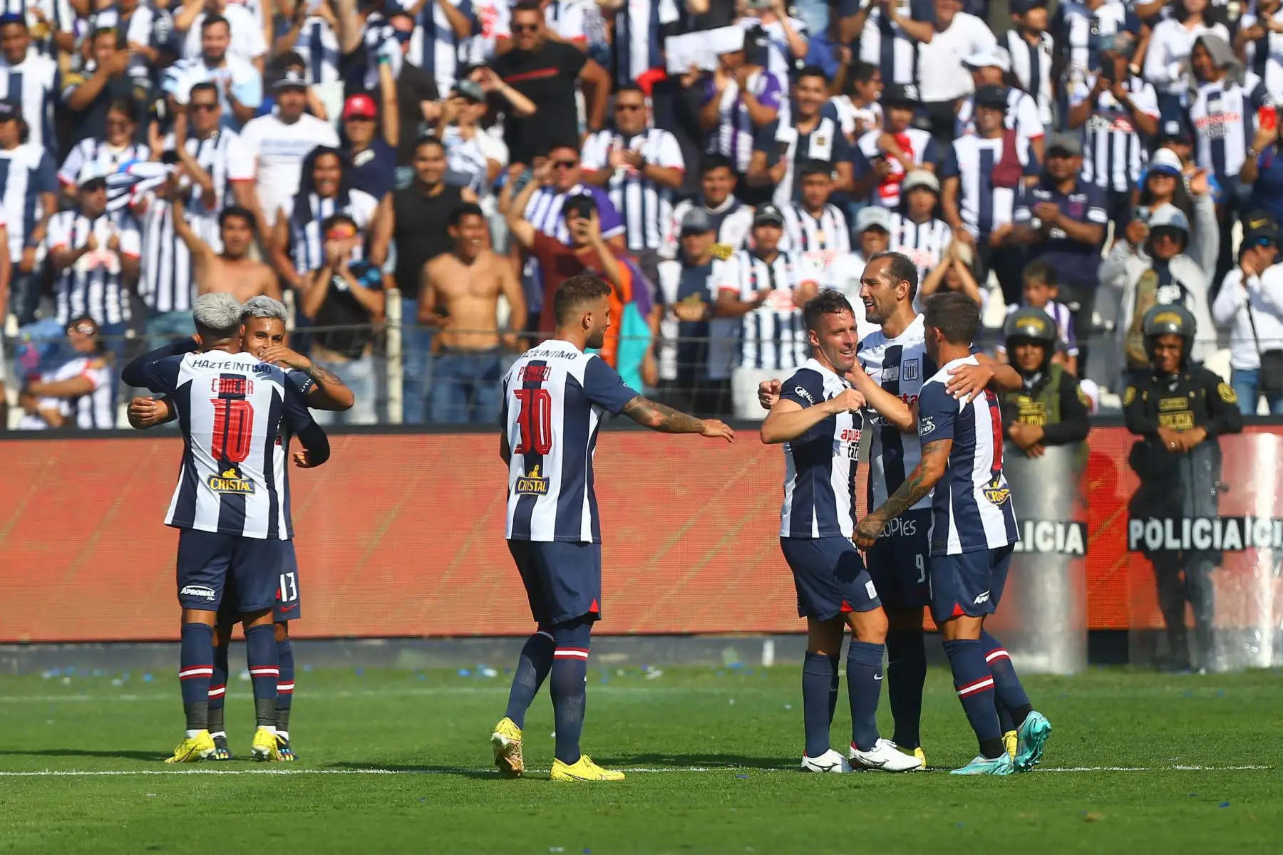 Alianza Lima presenta a su equipo en la tarde blanquiazul jugando contra el junior de Barranquilla ganando 2-1 al equipo colombiano en el estadio de Matute.Gol de Pablo LavandeiraFoto: ANDINA/Ricardo Cuba