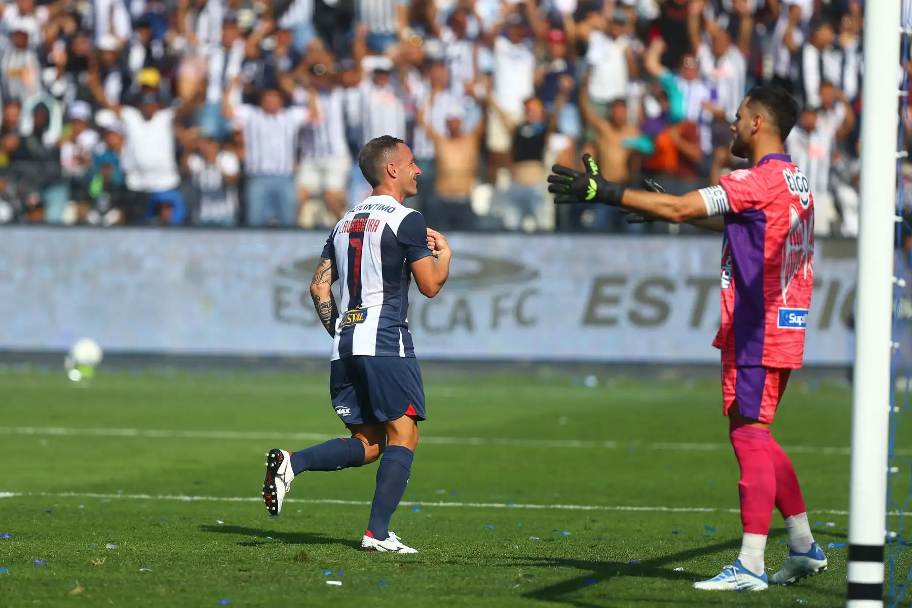 Alianza Lima presenta a su equipo en la tarde blanquiazul jugando contra el junior de Barranquilla ganando 2-1 al equipo colombiano en el estadio de Matute.Gol de Pablo LavandeiraFoto: ANDINA/Ricardo Cuba