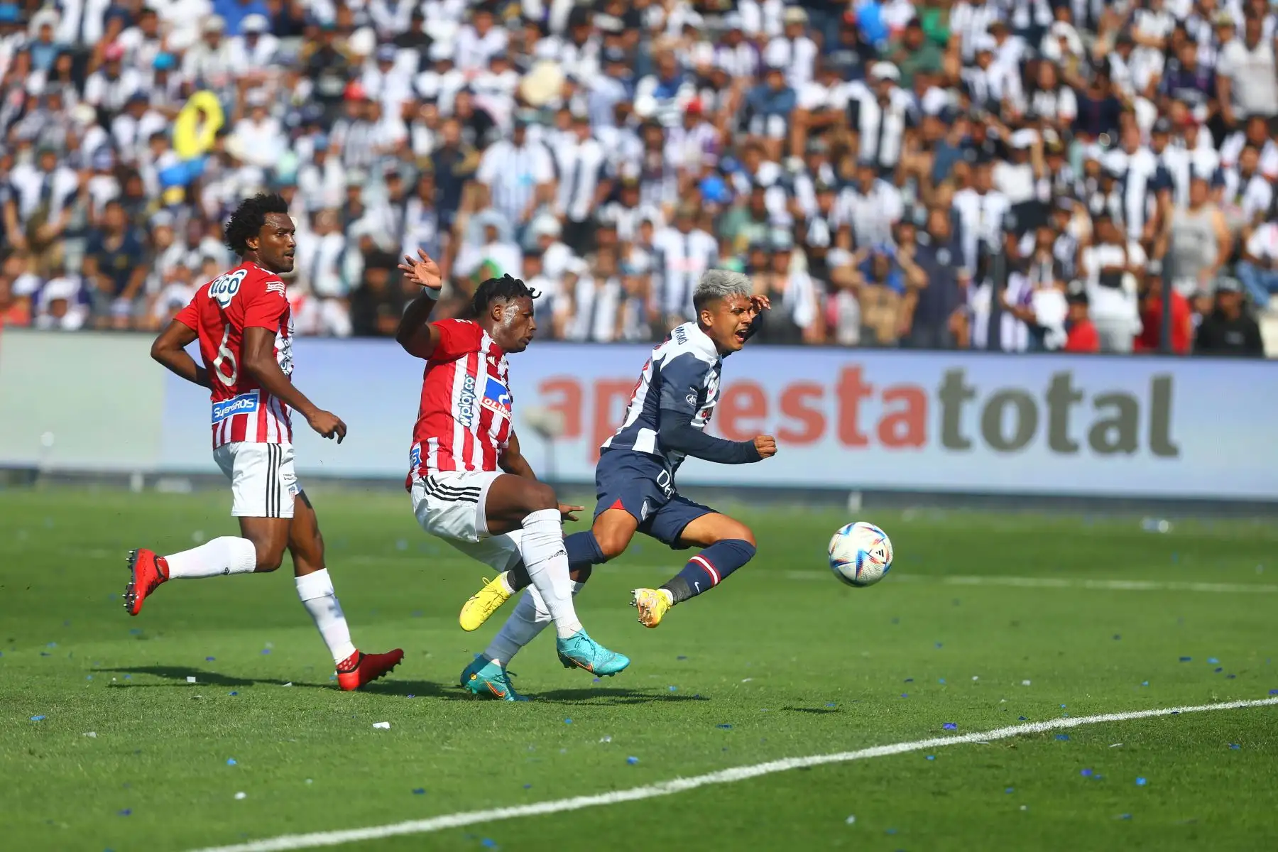 Alianza Lima presenta a su equipo en la tarde blanquiazul jugando contra el junior de Barranquilla ganando 2-1 al equipo colombiano en el estadio de Matute.Jairo ConchaFoto: ANDINA/Ricardo Cuba
