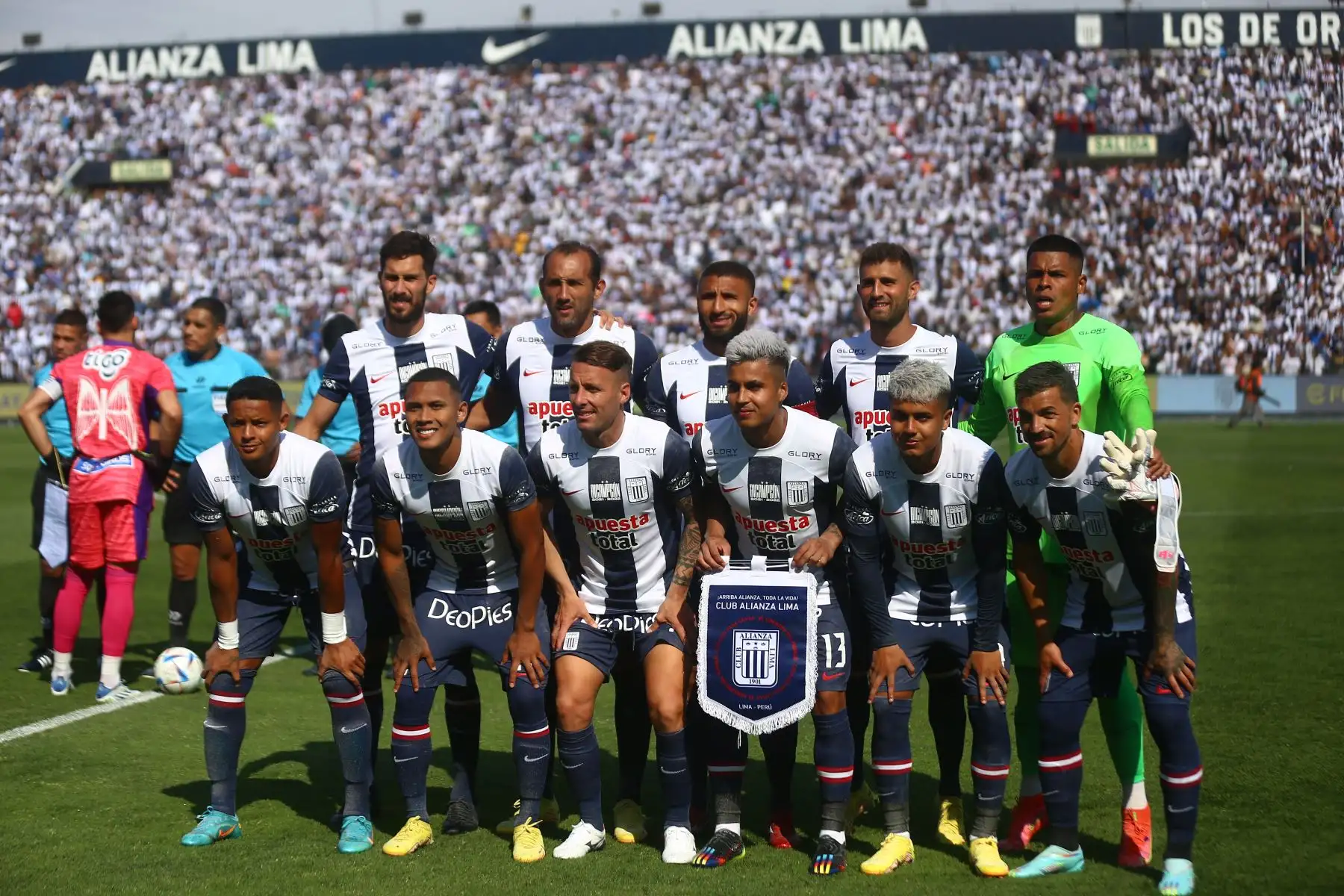 Alianza Lima presenta a su equipo en la tarde blanquiazul jugando contra el junior de Barranquilla ganando 2-1 al equipo colombiano en el estadio de Matute.Foto: ANDINA/Ricardo Cuba