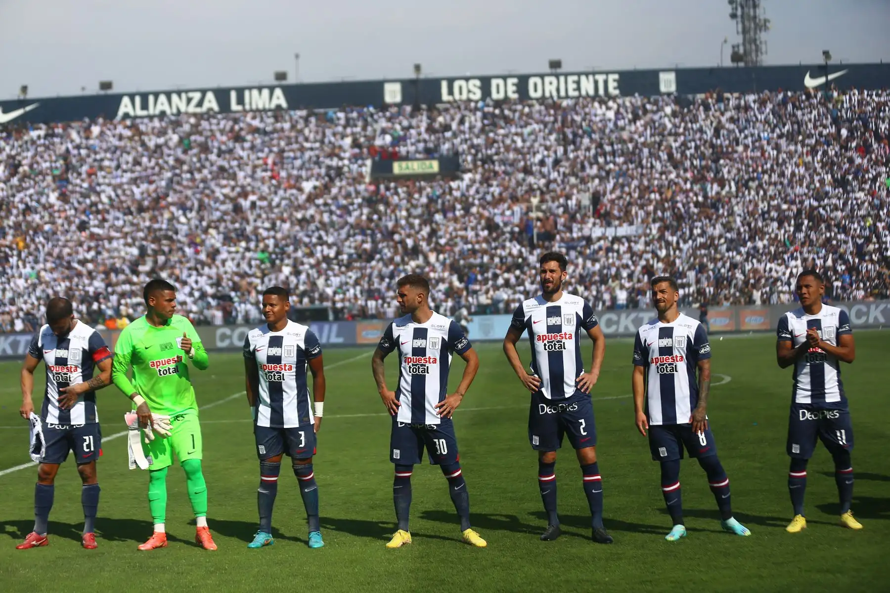 Alianza Lima presenta a su equipo en la tarde blanquiazul jugando contra el junior de Barranquilla ganando 2-1 al equipo colombiano en el estadio de Matute.


Foto: ANDINA/Ricardo Cuba