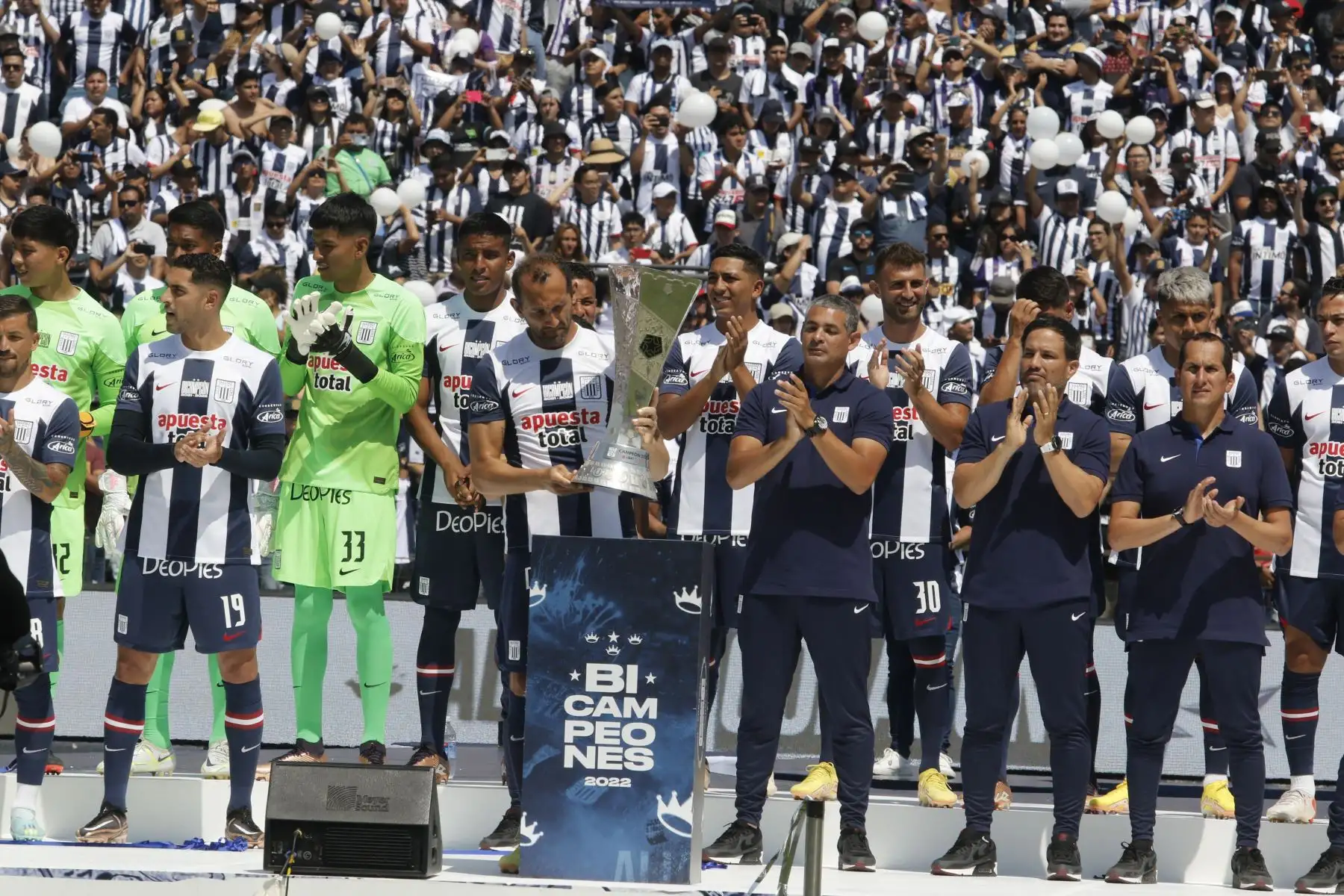 Alianza Lima presenta a su equipo en la tarde blanquiazul jugando contra el junior de Barranquilla ganando 2-1 al equipo colombiano en el estadio de Matute.


Foto: ANDINA/Ricardo Cuba
