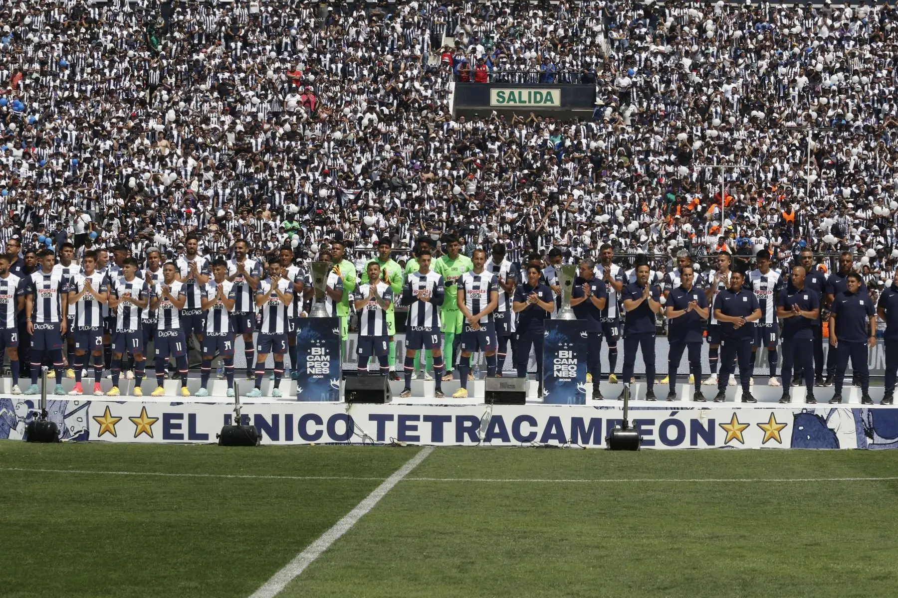 Alianza Lima presenta a su equipo en la tarde blanquiazul jugando contra el junior de Barranquilla ganando 2-1 al equipo colombiano en el estadio de Matute.


Foto: ANDINA/Ricardo Cuba