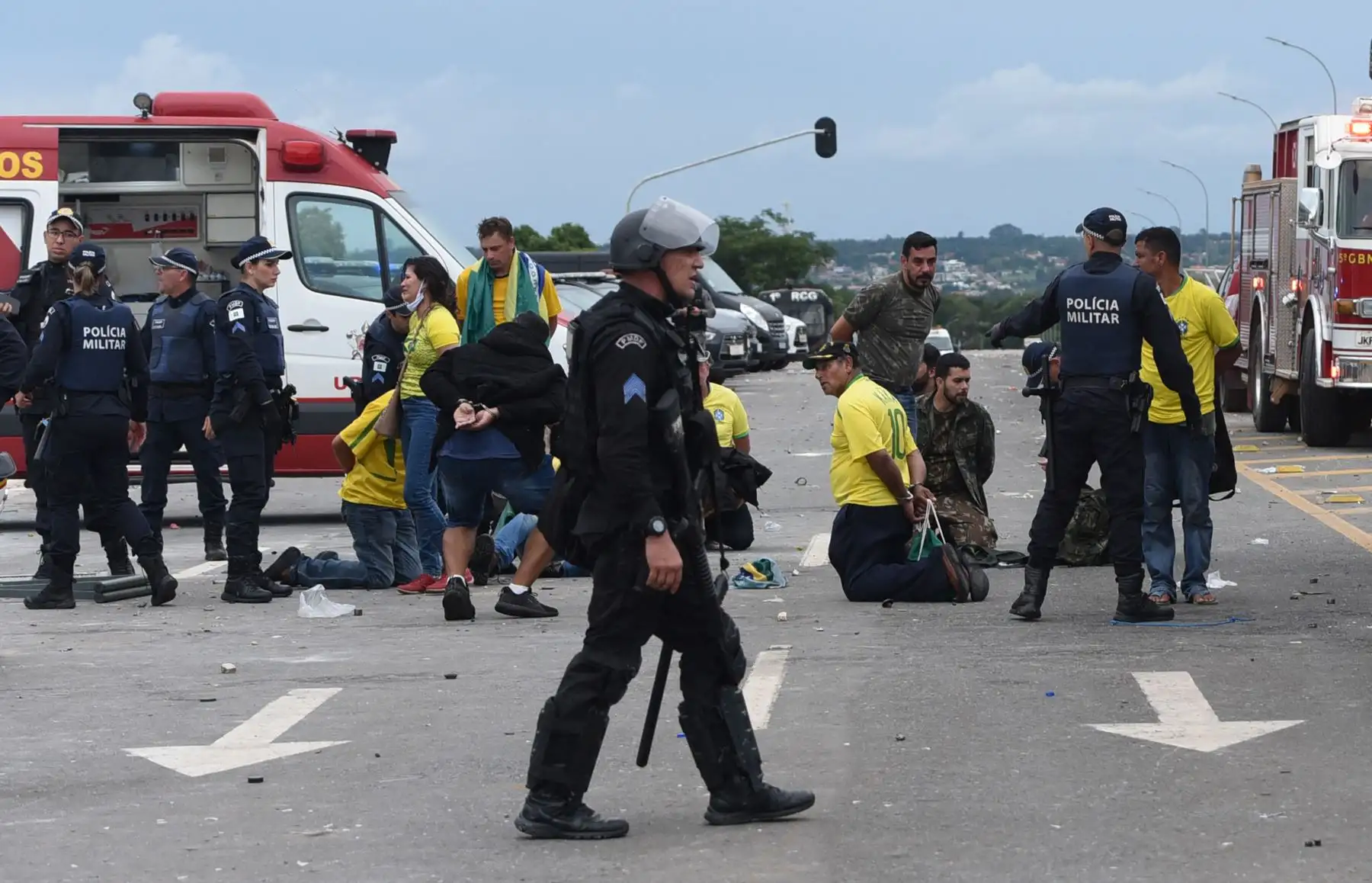 Las fuerzas de seguridad arrestan a simpatizantes del expresidente brasileño Jair Bolsonaro después de retomar el control del Palacio Presidencial de Planalto en Brasilia. Foto: AFP