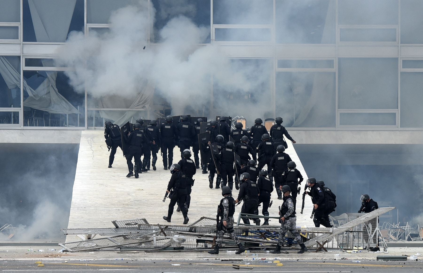 Momento en que las fuerzas del orden responden a radicales que invadieron el Palacio Presidencial de Brasil. Foto: AFP.