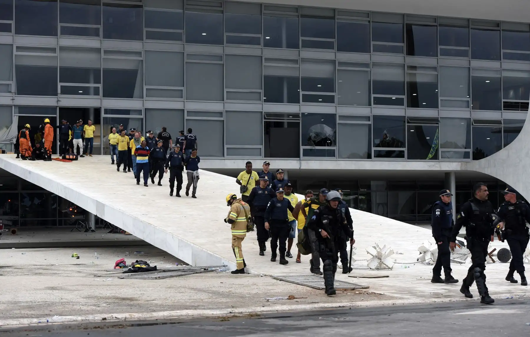 Las fuerzas de seguridad se enfrentan a los partidarios del expresidente brasileño Jair Bolsonaro, que invadieron el Palacio Presidencial del Planalto en Brasilia.
Foto: AFP