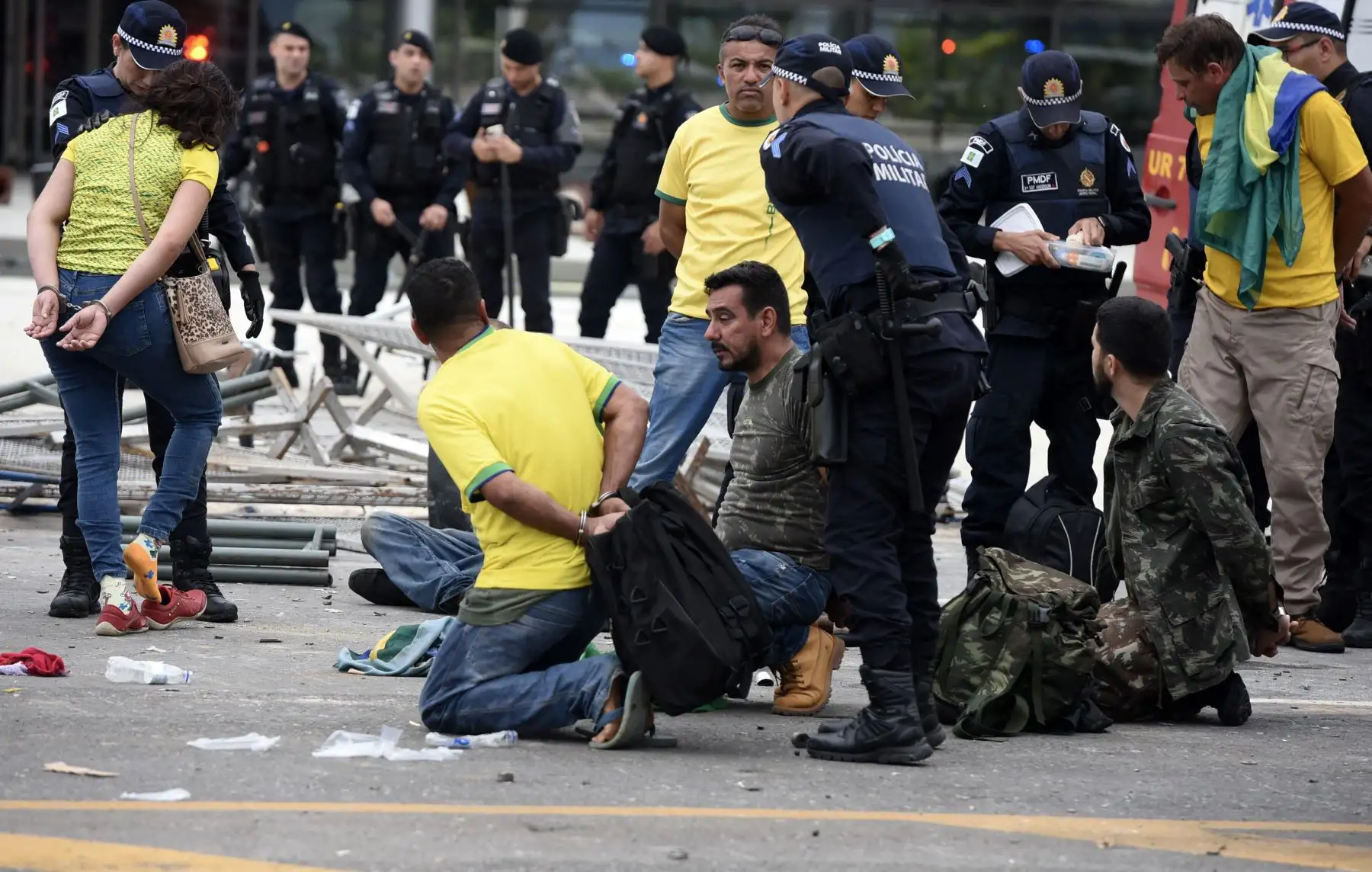 Cientos de simpatizantes del expresidente de extrema derecha de Brasil Jair Bolsonaro rompieron las barricadas policiales e irrumpieron en el Congreso, el palacio presidencial y la Corte Suprema el domingo, en una protesta dramática contra la toma de posesión del presidente Luiz Inacio Lula da Silva la semana pasada.
Foto: AFP