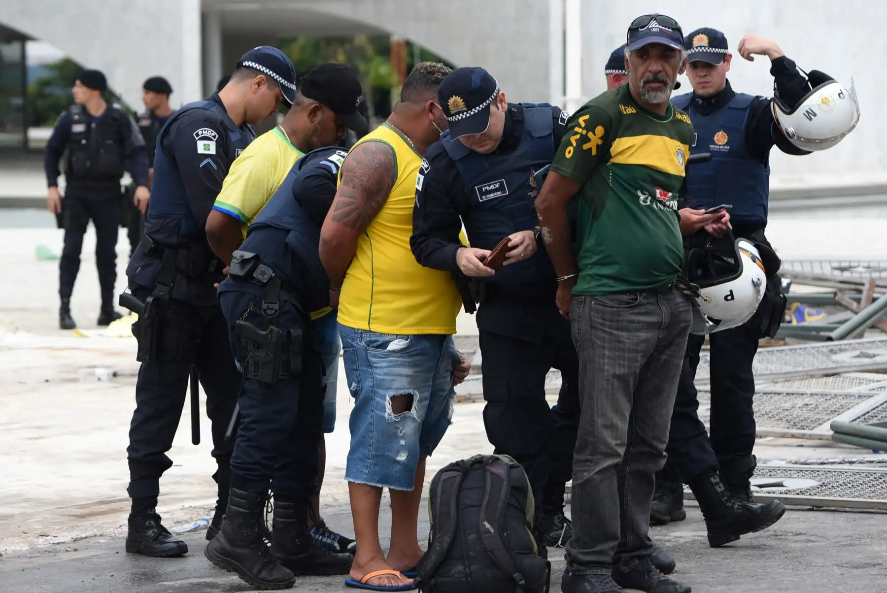 Las fuerzas de seguridad arrestan a simpatizantes del expresidente brasileño Jair Bolsonaro después de retomar el control del Palacio Presidencial de Planalto en Brasilia. Foto: AFP