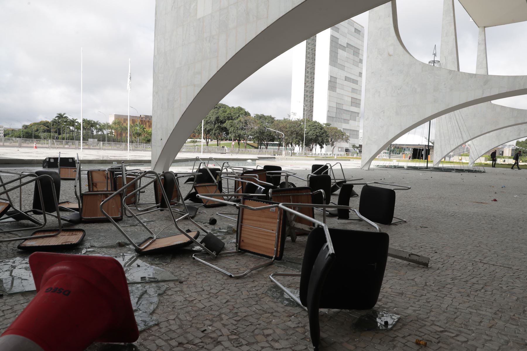 Fotografía que muestra los destrozos en el Palacio de Planalto luego de que manifestantes bolsonaristas se tomaran en la víspera la Plaza de los Tres Poderes para invadir los edificios gubernamentales, en Brasilia (Brasil). Foto: EFE