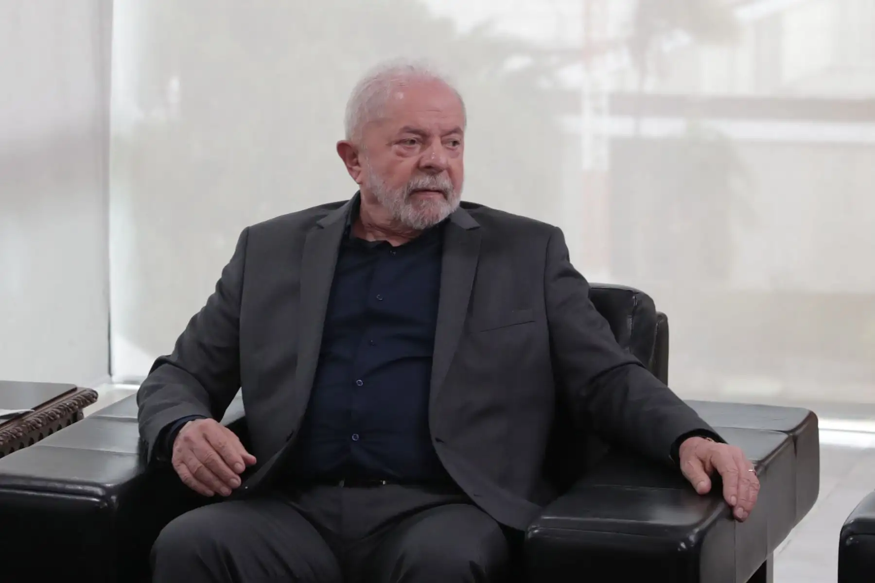 El presidente de Brasil, Luiz Inácio Lula da Silva, preside hoy una reunión con ministros de su Gabinete y miembros del Supremo Tribunal Federal, con motivo de la toma de manifestantes bolsonaristas radicales en la víspera a la Plaza de los Tres Poderes para invadir los edificios gubernamentales, en Brasilia (Brasil). Foto: EFE