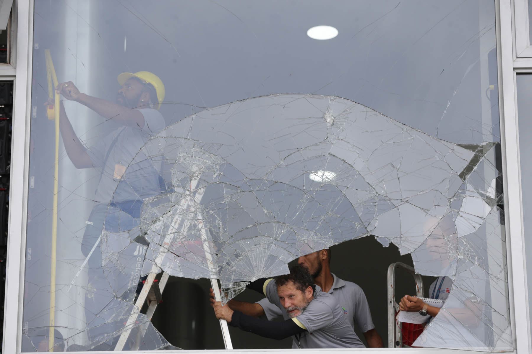 Destrozos en el Palacio de Planalto luego de que manifestantes bolsonaristas se tomaran en la víspera la Plaza de los Tres Poderes para invadir los edificios gubernamentales, en Brasilia (Brasil). Foto: EFE