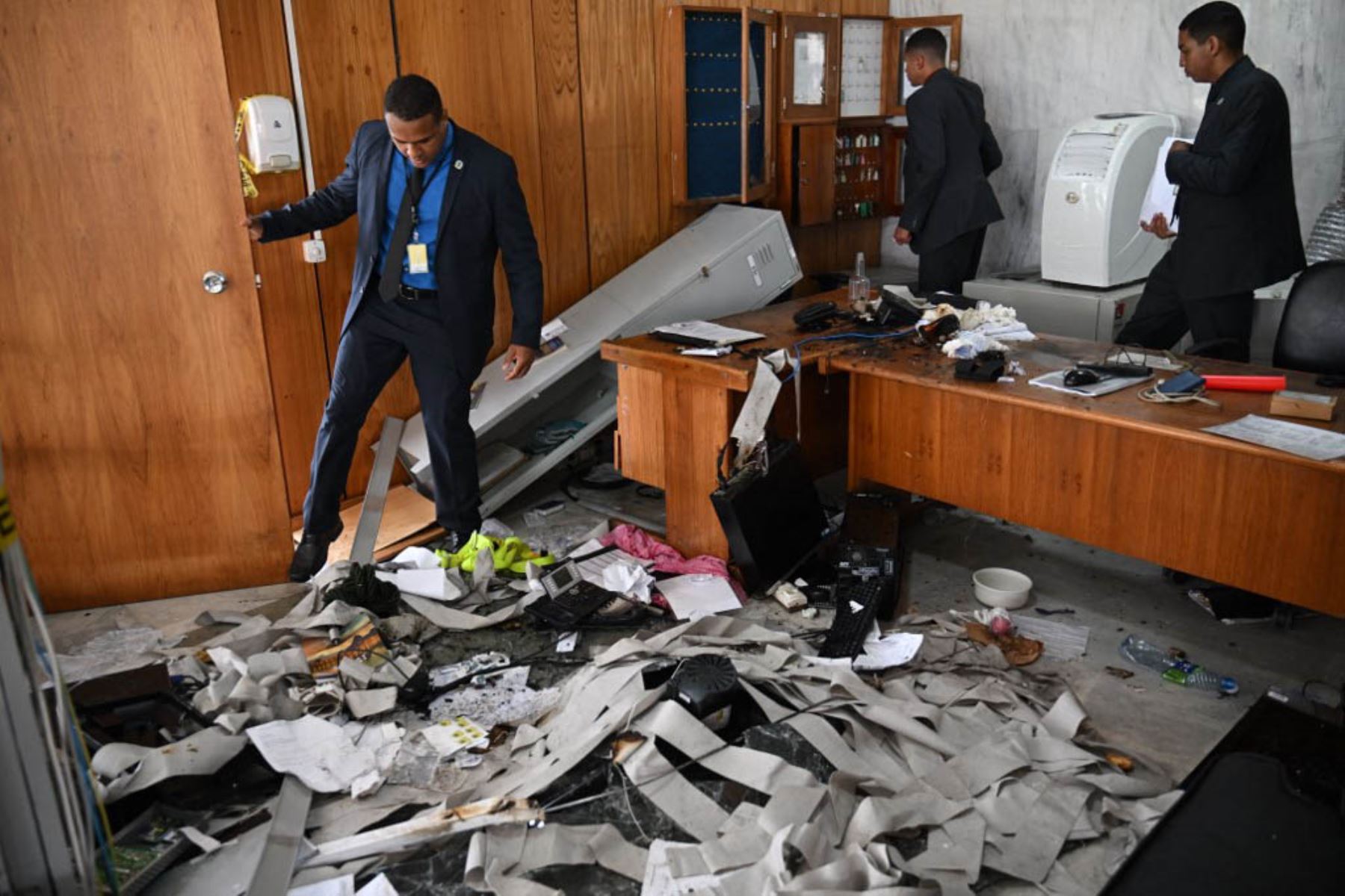 Miembros de seguridad del Palacio Presidencial de Planalto inspeccionan oficinas destruidas por partidarios del expresidente brasileño Jair Bolsonaro. Foto: AFP