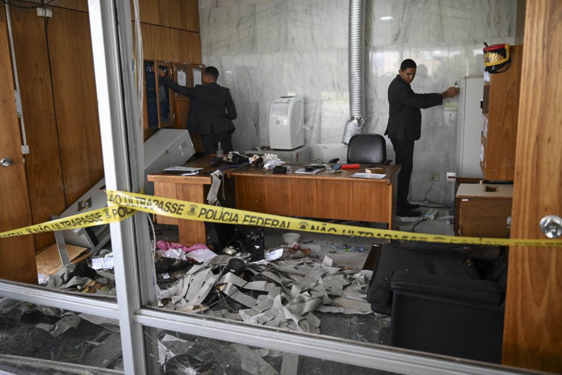 Miembros de seguridad del Palacio Presidencial de Planalto inspeccionan oficinas destruidas por partidarios del expresidente brasileño Jair Bolsonaro. Foto: AFP