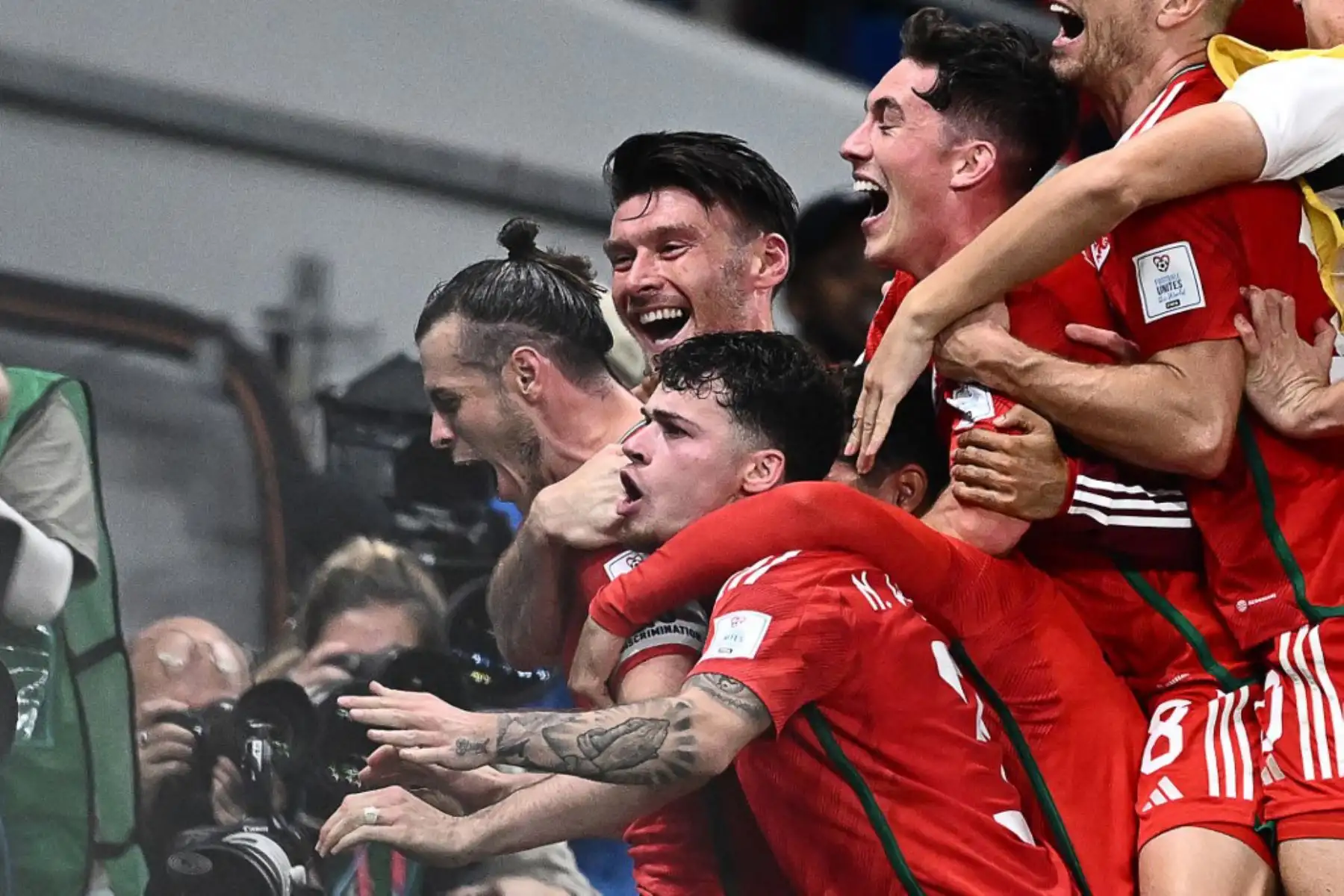 El delantero de Gales Gareth Bale, celebra con sus compañeros de equipo después de anotar el primer gol. Foto: AFP