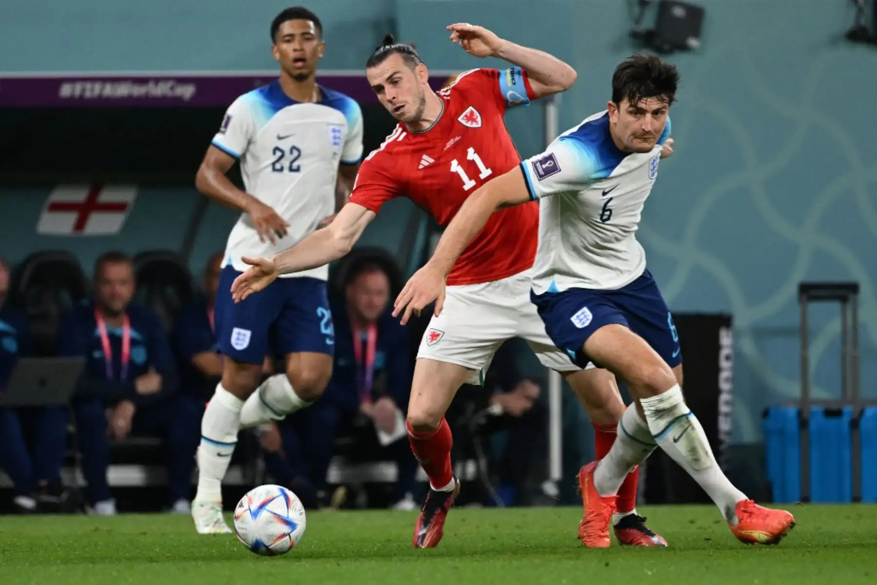 El delantero de Gales Gareth Bale, disputa la pelota durante el Mundial Catar 2022. Foto: AFP