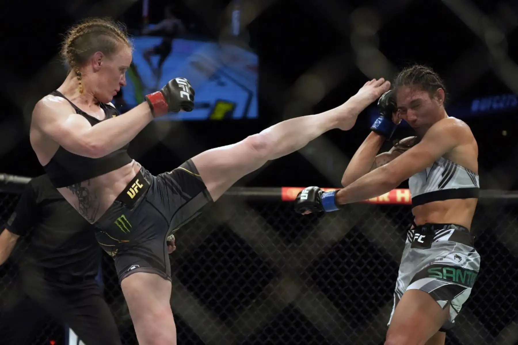 Valentina Shevchenko, compite contra Taila Santos de Brasil. Foto: AFP