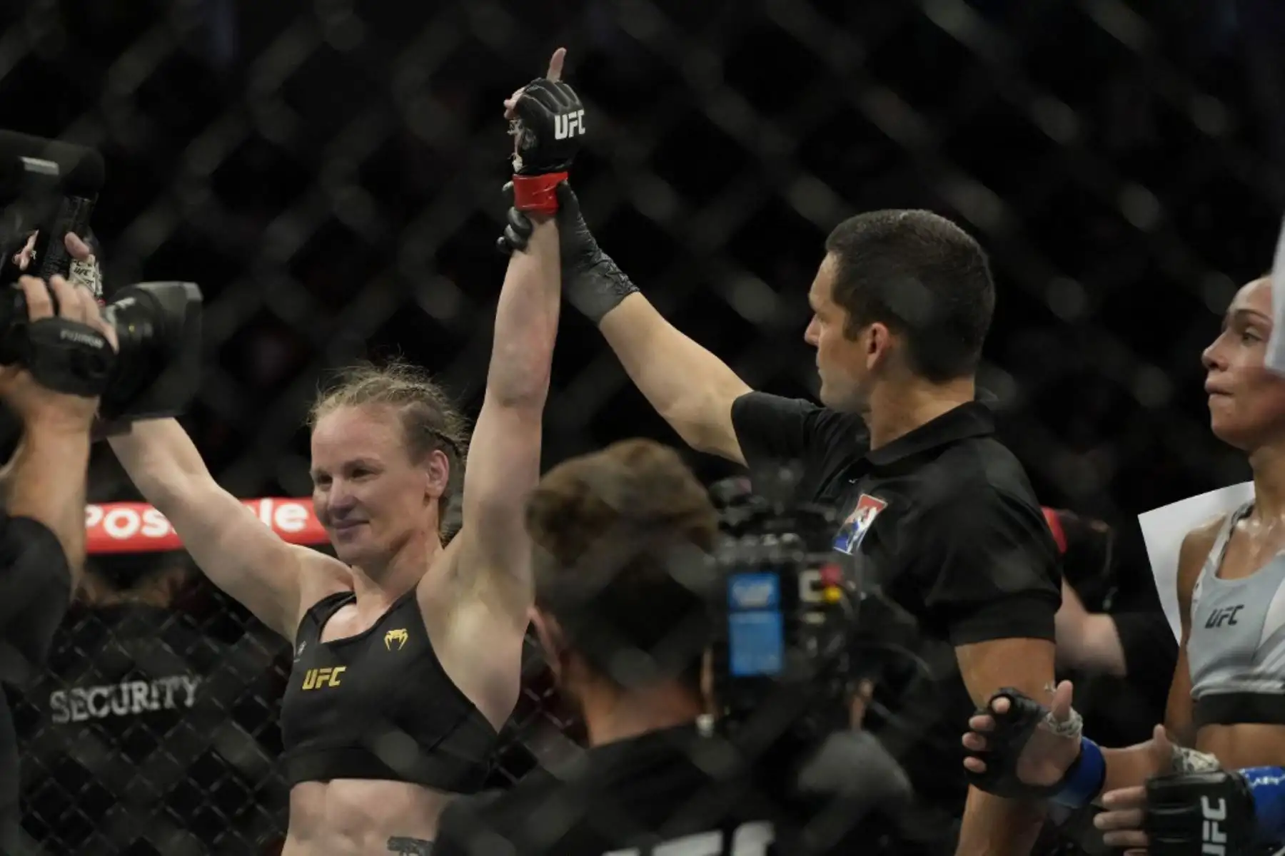 Valentina Shevchenko, gana la pelea contra Taila Santos de Brasil. Foto: AFP