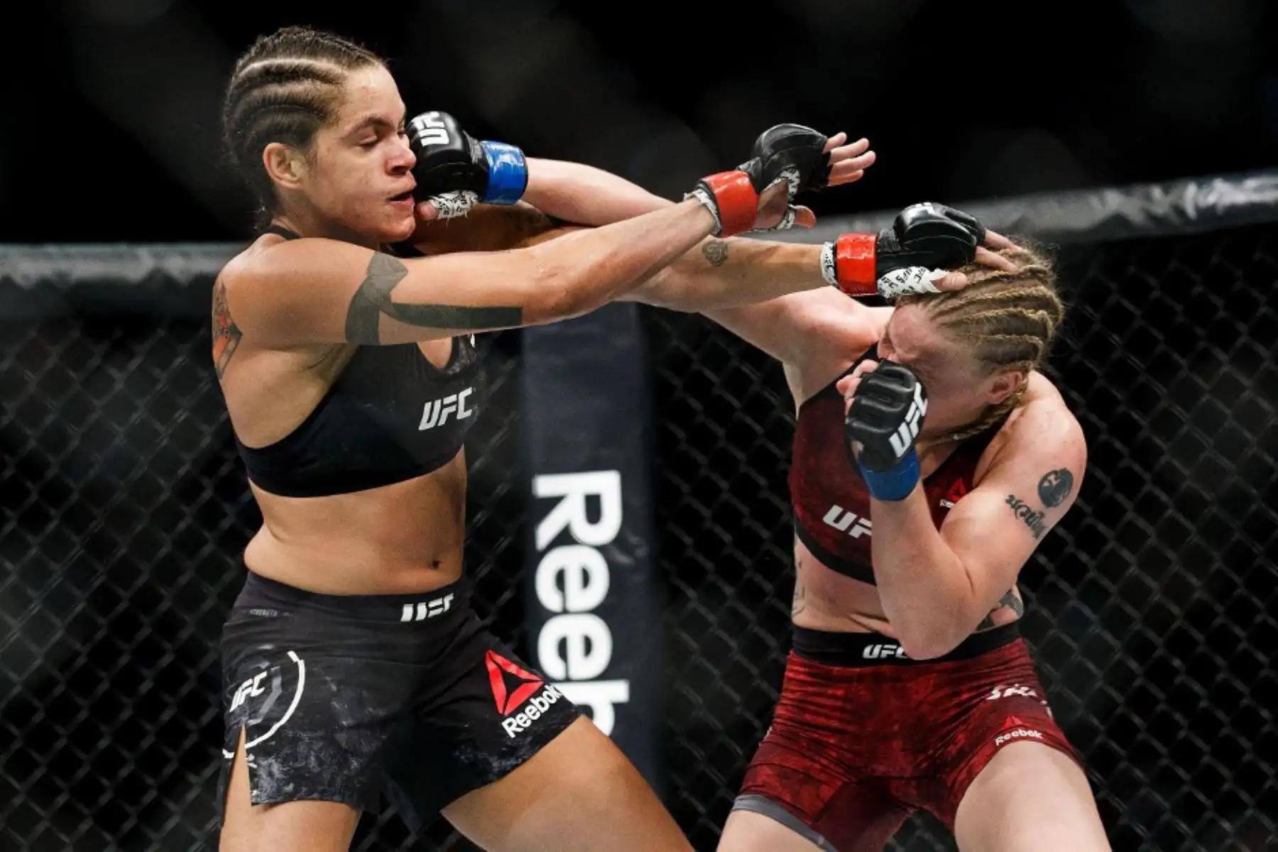 Amanda Nunes, pelea contra Valentina Shevchenko durante UFC 215 en Rogers Place en Edmonton, Canadá. Foto: AFP